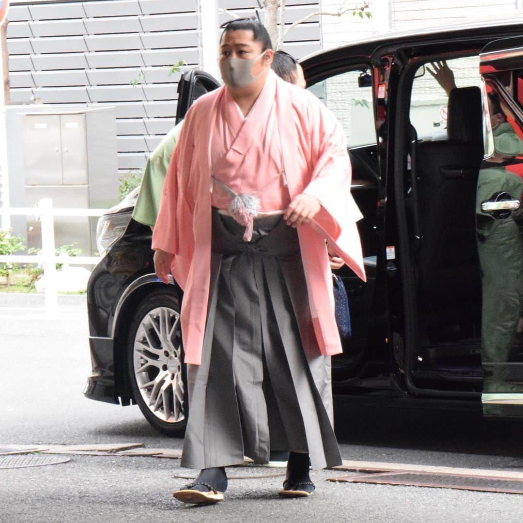 日本相撲協会さんのインスタグラム写真 - (日本相撲協会Instagram)「マスク姿で場所入りする関取衆。﻿ 入口では手指の消毒を行います。﻿ ﻿ 取組後は取材スペースで取材を受け、記者の方と距離を取って取材を受けています。﻿ ﻿ ﻿ @sumokyokai  #sumo  #相撲  #力士 #お相撲さん #大相撲  #大阪場所  #三月場所 #春場所 #エディオンアリーナ大阪 #大阪府立体育館 #なんば #伝統文化  #３月 #無観客 #無観客開催 #無観客試合 #取組 #新型コロナ #新型コロナウィルス #消毒 #感染拡大防止 #場所入り #白鵬 #鶴竜 #御嶽海 #遠藤 #竜電 #隠岐の海」3月12日 8時10分 - sumokyokai