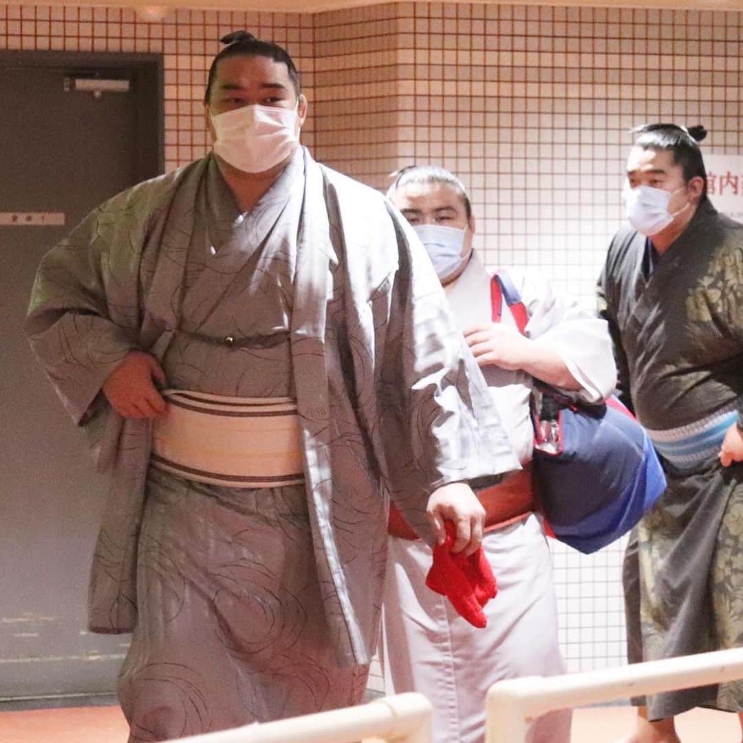 日本相撲協会さんのインスタグラム写真 - (日本相撲協会Instagram)「マスク姿で場所入りする関取衆。﻿ 入口では手指の消毒を行います。﻿ ﻿ 取組後は取材スペースで取材を受け、記者の方と距離を取って取材を受けています。﻿ ﻿ ﻿ @sumokyokai  #sumo  #相撲  #力士 #お相撲さん #大相撲  #大阪場所  #三月場所 #春場所 #エディオンアリーナ大阪 #大阪府立体育館 #なんば #伝統文化  #３月 #無観客 #無観客開催 #無観客試合 #取組 #新型コロナ #新型コロナウィルス #消毒 #感染拡大防止 #場所入り #白鵬 #鶴竜 #御嶽海 #遠藤 #竜電 #隠岐の海」3月12日 8時10分 - sumokyokai