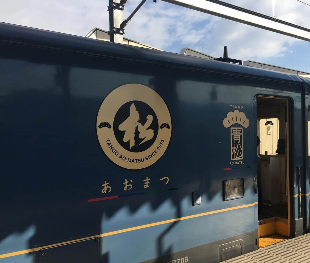 水谷千重子さんのインスタグラム写真 - (水谷千重子Instagram)「千重子天橋立が好きでよくいくの🚃 なんといっても電車が好きだからね🙊🙊 詳しくはないけど乗るのが好きなわけ⭐️ たまたま乗車した電車が京都丹後鉄道の青松だったのよ🧚‍♀️🧚‍♀️🧚‍♀️これを狙って乗る方多い中たまたまっていうのが凄いラッキー🤞 あかまつ、くろまつは予約制だけどあおまつは自由席だから当日でも乗れるの🚃🚃 天然木で温かみがあり綺麗で最高だったわ⭐️ 以前三重から大阪行くときも偶然しまかぜに乗れたの‼️ これも凄い確率よ⭐️⭐️⭐️ 電車旅最高🌸 #京都タンゴ鉄道 #青松 #天橋立温泉 #電車旅行」3月12日 8時11分 - mizutanichieko