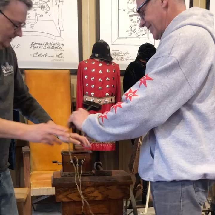 デビッド・エイゲンバーグのインスタグラム：「I goofed up the video ... #demoulinmuseum has all kinds of wonderful contraptions that are fun and funny ,.. only lucky people get the fake hot iron shock !」
