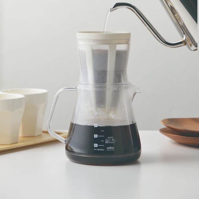 UchiCookさんのインスタグラム写真 - (UchiCookInstagram)「Hot or cold? Works both ways! ☕  This Two-Way Coffee Maker works in two ways, making cold brew coffee or pour-over coffee. Simply put the attachment to make pour-over coffee. Remove it and brew coffee in the refrigerator to make cold brew. A useful measuring spoon is included in the kit.  Make your mornings better with UCHICOOK! www.uchicook.com 🛒」3月12日 8時28分 - uchicook