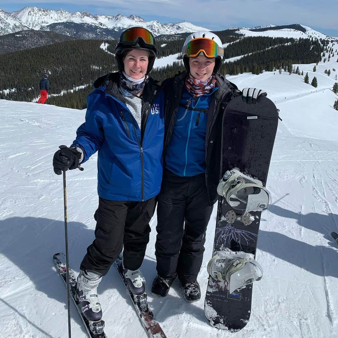 ジョーダン・モエラーのインスタグラム：「We have pretty mountains here in CO 🏂 thanks for coming to visit me @emoelemoele  #vail #keystone #vailresorts #snowboarding #skiing #siblings #siblingskidays #gnar #powder #minigrinds #airtime #didntevendie」