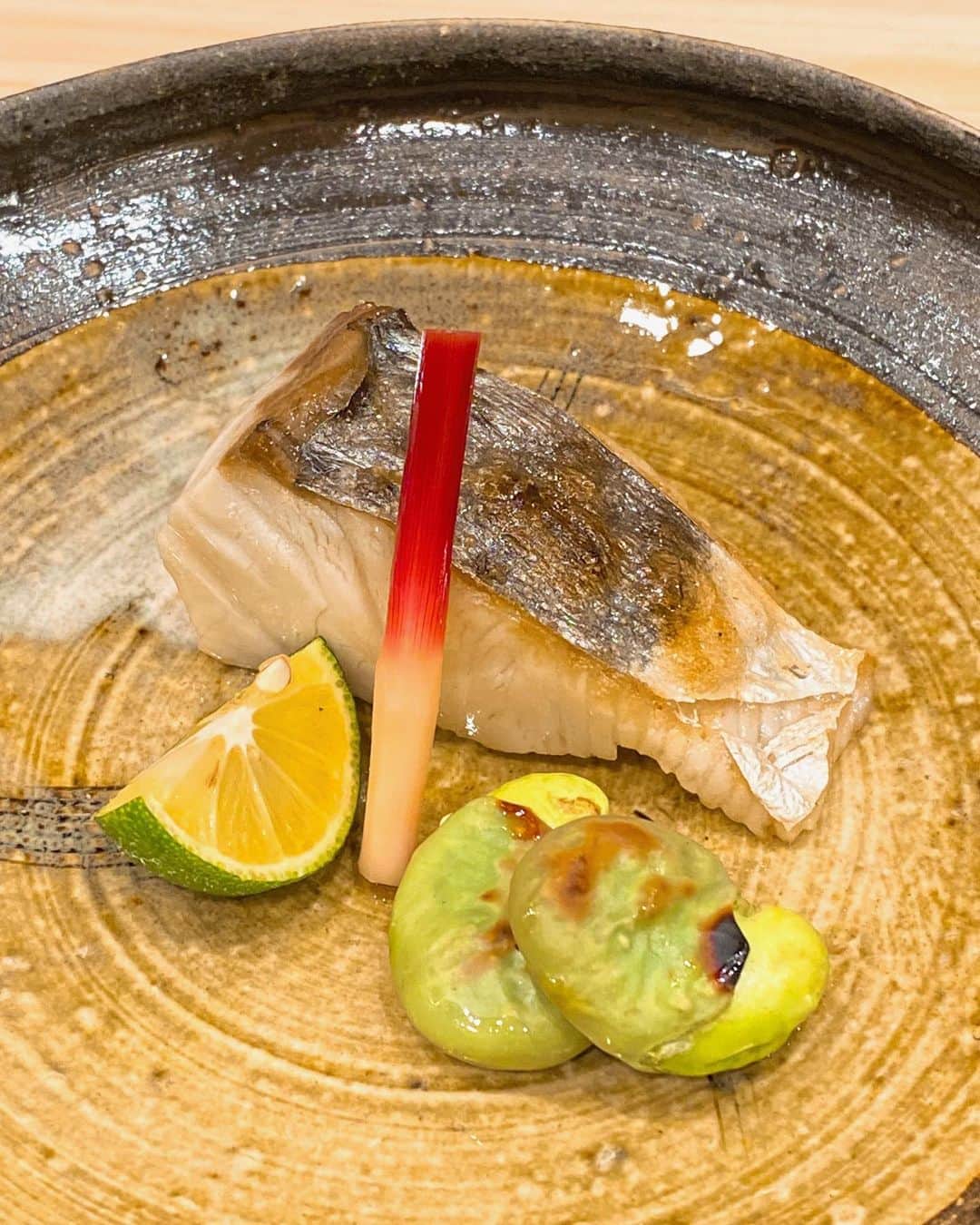 秋山具義さんのインスタグラム写真 - (秋山具義Instagram)「初めての『日本橋人形町 川田』に、﻿ 冬廣さんに誘ってもらって行ってきました！﻿ ﻿ 『井雪』で、煮方と焼き方などで13年間腕を磨いた川田浩司さんが昨年2月にオープンした割烹とのことで、超〜ワクワクでした。﻿ ﻿ 川田大将のやさしい人柄が料理にそのまま出ていて、﻿ どの料理もめちゃくちゃ美味しくて、﻿ なにより、超好みの味でした！！！﻿ ﻿ 東京の割烹の中でも好きなベスト3に入ります！﻿ ﻿ この日のお料理は、﻿ 根芋﻿ 海鼠腸の飯蒸し﻿ 蛍烏賊の沖漬け﻿ 根三つ葉の胡麻和え﻿ 穴子の八幡巻き﻿ 白魚とコシアブラの天ぷら﻿ 鯛のお出汁の煮凝りと雲丹﻿ 淡路の鯛のお造り﻿ 舞鶴の鮪のお造り﻿ 海老しんじょうのお椀﻿ 鰆と空豆﻿ 蕨と湯葉の炊き合わせ﻿ ﻿ この後に、ご飯が出て、﻿ わかめの赤出汁、漬物、﻿ 最後に、蕨餅というラインナップでしたが、﻿ なんと、ご飯が7種類！！！﻿ その全部が好み過ぎたので、次に書きます！﻿ ﻿ #日本橋人形町川田 #井雪出身 #京味孫弟子 #具義割烹2020 #具義うに2020 #外食しよう﻿」3月12日 9時07分 - gugitter