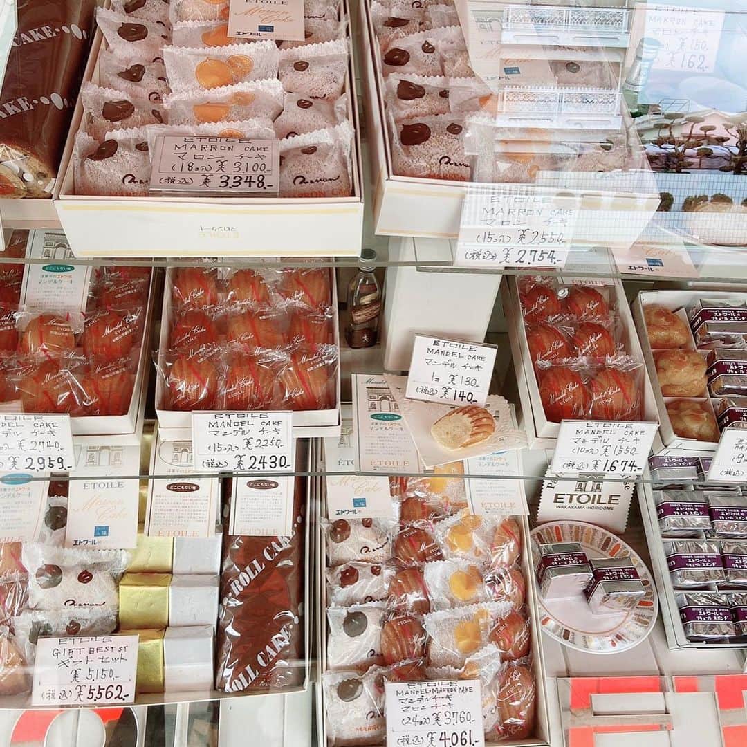 甲斐みのりさんのインスタグラム写真 - (甲斐みのりInstagram)「和歌山市「エトワール」のこのたたずまい。シャッターの向こう側にはこんな色彩が広がっていたのか。ここにある全てを抱きしめたい。お菓子とともに、いただいた写真を眺めてうっとり。次の和歌山では必ずやまた訪ねたい。  #菓子菓子菓子　 #旅のかけら和歌山 #お菓子の包み紙いろいろ」3月12日 9時12分 - minori_loule
