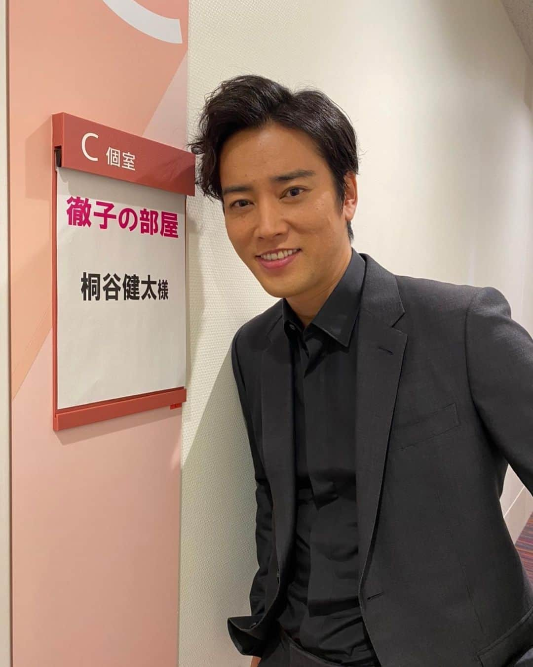 木曜ドラマ『ケイジとケンジ～所轄と地検の24時～』公式さんのインスタグラム写真 - (木曜ドラマ『ケイジとケンジ～所轄と地検の24時～』公式Instagram)「【おしらせ✨】﻿ ﻿ 本日お昼12時より放送の #徹子の部屋 に﻿ ﻿ 仲井戸豪太役 #桐谷健太 さんが﻿ ゲストでご出演です！﻿ ﻿ 桐谷さんの素顔やご家族についてなど、﻿ 貴重なお話が満載です。﻿ ﻿ 徹子さんとのやりとりにもご注目👀💕﻿ ﻿ 本日最終回を迎える﻿ #ケイジとケンジ からのおしらせも。﻿ ﻿ ぜひご覧ください！  #ケイジとケンジ #今夜9時 #最終回」3月12日 9時17分 - keijitokenji