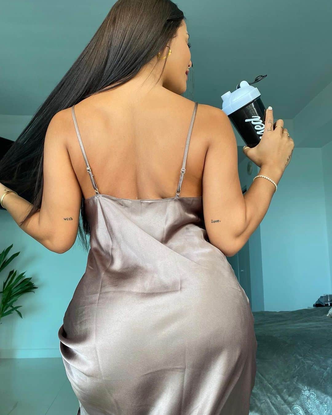 Katya Elise Henryさんのインスタグラム写真 - (Katya Elise HenryInstagram)「#ad Blessed Protein is 100% naturally sweetened with stevia and cutting-edge natural flavor technology making the flavors deliciously smooth and enjoyable to drink, even with just water. 💦 • • On top of that, with 23grams of protein, unbeatable taste, and no bloating... sis. 🤤 Try Salted Caramel, peanut butter, almond milk, ice, and watch your whole body feel the difference! Quality over quantity! 🌱✨ use code KATYA10 to save 10% off your order on www.ehplabs.com」3月12日 9時30分 - katyaelisehenry