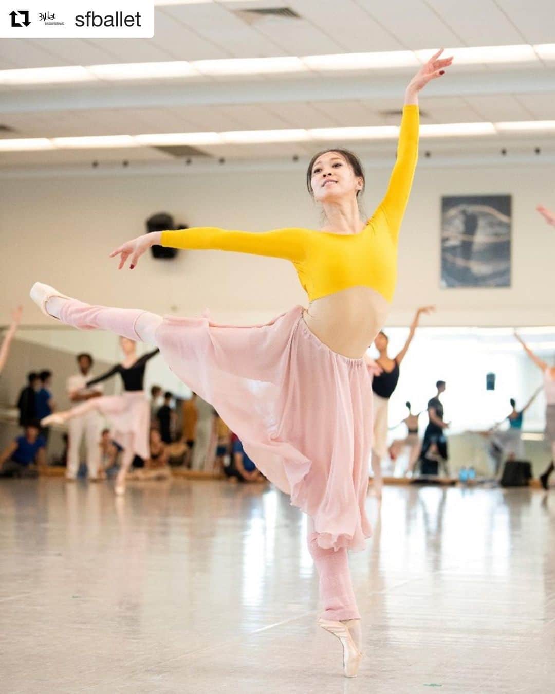 倉永美沙さんのインスタグラム写真 - (倉永美沙Instagram)「We are rehearsing for program 5 and 6 hoping we can perform...🙏🏻 Photo by @e_tomasson Ratmansky’s The Season. プログラム5と6のリハーサルは続行中。コロナウィルスの影響で今舞台は中止になってますが次のはできますように。写真はラトマンスキーのシーズンのリハーサルより。#ballet #hope #ballerina #ballerinalife #happy #happiness #dance #art #幸せ #バレエ #バレリーナ #ratmansky #rehearsal #work #season #program #next」3月12日 9時44分 - misakuranaga