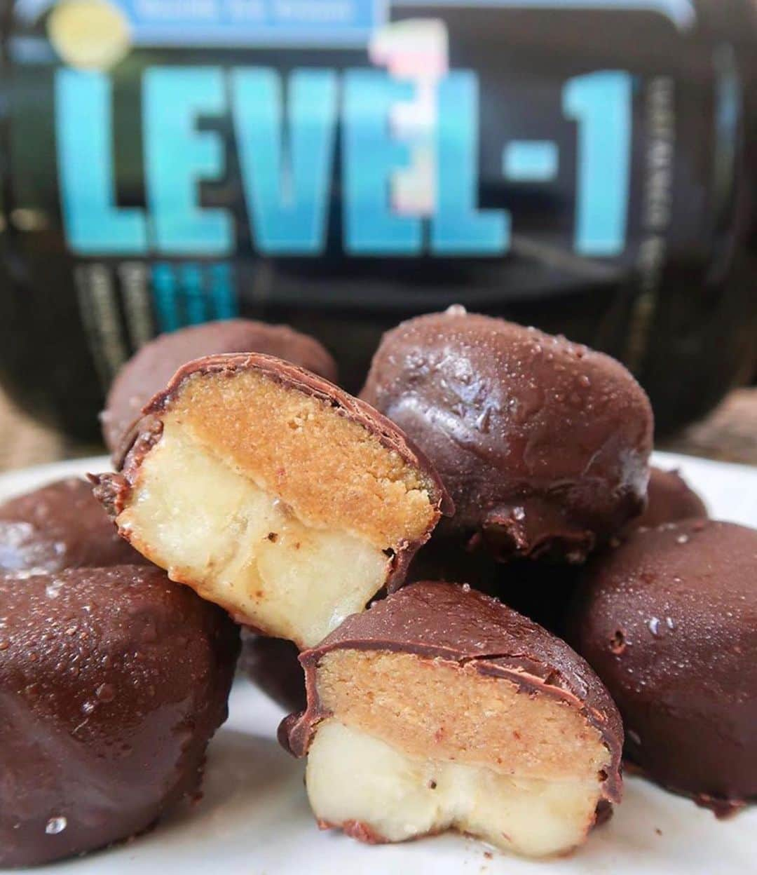 アナ・チエリさんのインスタグラム写真 - (アナ・チエリInstagram)「🍌🍫Chunky Monkey @1stphorm Protein Bites🍌🍫 . What you’ll need: ▪️1 scoop @1stphorm Vanilla Ice Cream Level-1 ▪️8 tbsp all natural peanut butter ▪️2 tbsp almond milk ▪️1 tbsp sweetener of choice ▪️3 bananas ▪️112g lily’s dark chocolate chips . How to make: . Cover a baking sheet with parchment paper. Slice banana into 1/2 inch slices and arrange on the baking sheet. In a small bowl mix level-1, peanut butter, almond milk and sweetener until mixture is combined and smooth. Spread mixture onto each banana slice. Place in the freezer for 30 minutes. Place chocolate chips in a medium size bowl and microwave for 30 second increments until melted and smooth. Using a fork or spoon, dip each banana bite into the chocolate until it is covered, then place back onto baking sheet. Freeze finished bites for 1 hour and enjoy! **Store in freezer and let thaw for 1-2 minutes before eating** #iam1stPhorm . Makes 40 bites . Macros per bite: Calories: 40.7g  Protein: 1.6g Carbs: 4.8g Fat: 2.6g Fiber: 1.2g . #1stPhormRecipe by @breezyybri_fit」3月12日 9時53分 - anacheri