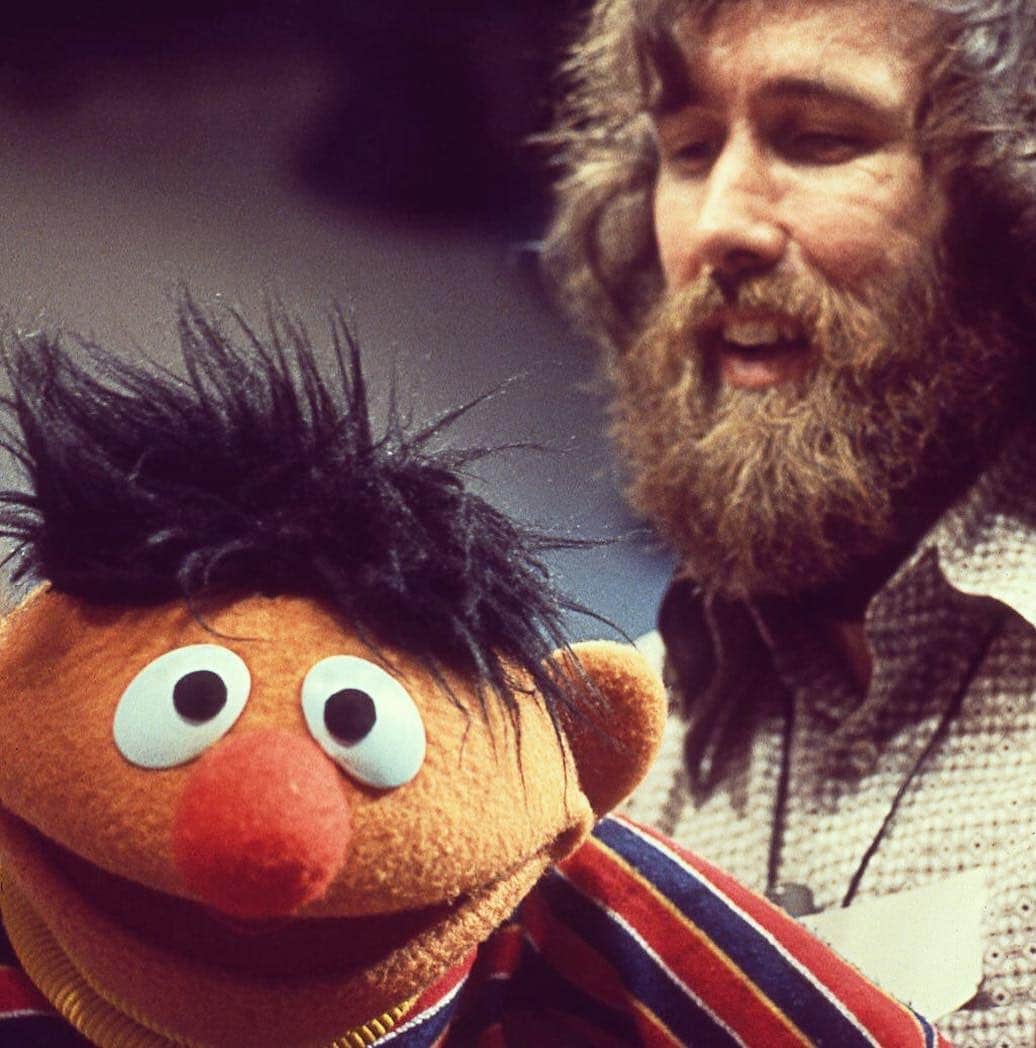 セサミストリートさんのインスタグラム写真 - (セサミストリートInstagram)「ジム・ヘンソンとアーニーの思い出の写真。 #TBT #JimHenson #Muppets #アーニー #パペティア」3月12日 9時56分 - sesamestreetjapan