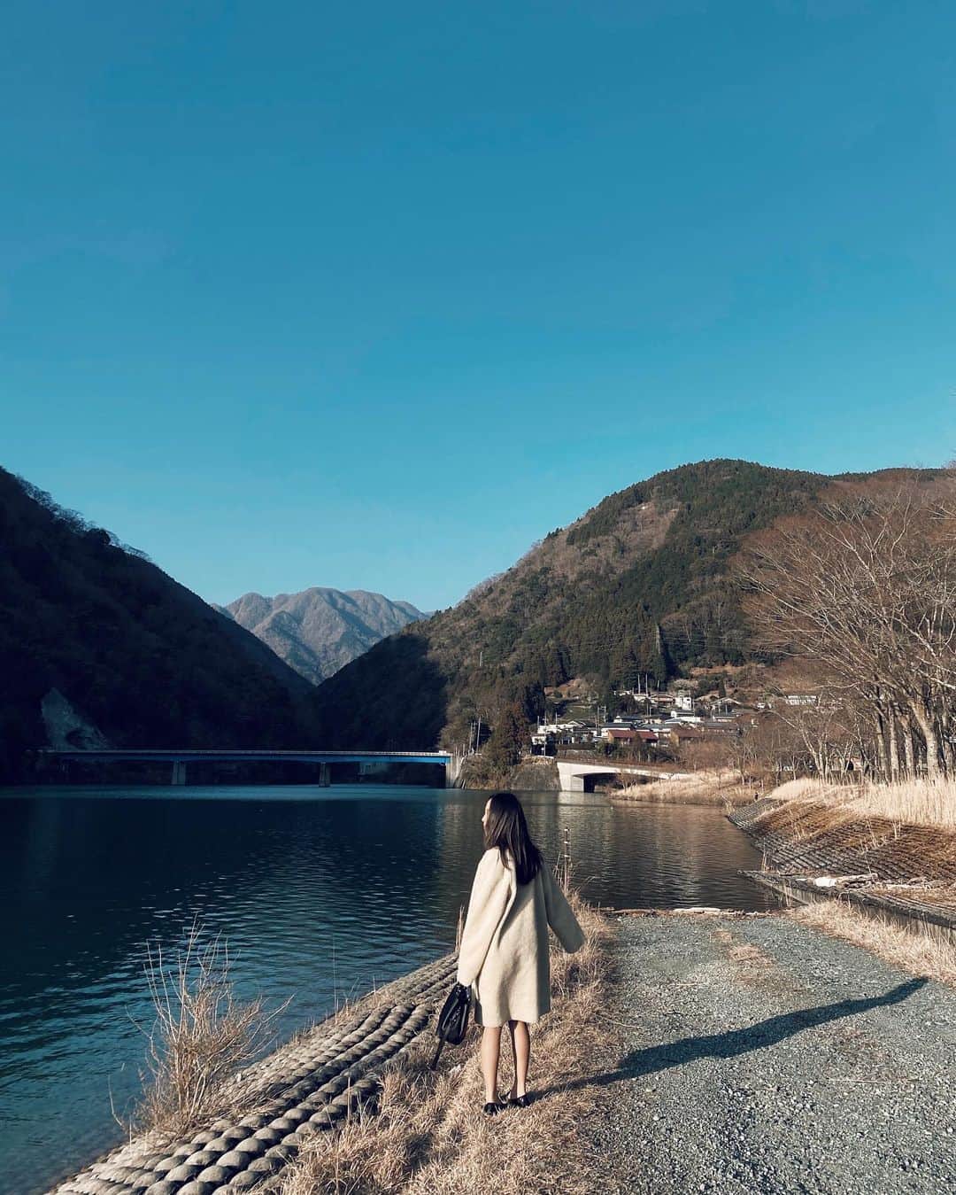 樋口千紗さんのインスタグラム写真 - (樋口千紗Instagram)「ユーシン渓谷のダムへ！ . と思ったんやが、こっから1時間ほど歩いた所がメインと知り、ここで断念。 . ほいっとさっ ひょいっとさっ . #神奈川 #ユーシン渓谷 #ダム #関東おすすめスポット #関東インスタ映えスポット #インスタ映え #インスタ映えスポット #おすすめドライブコース #関東ドライブ #神奈川おすすめ観光地 #神奈川観光 #エメラルドグリーン #フェリー #日帰り旅行 #自然スポット」3月12日 10時01分 - chisa.higuchi