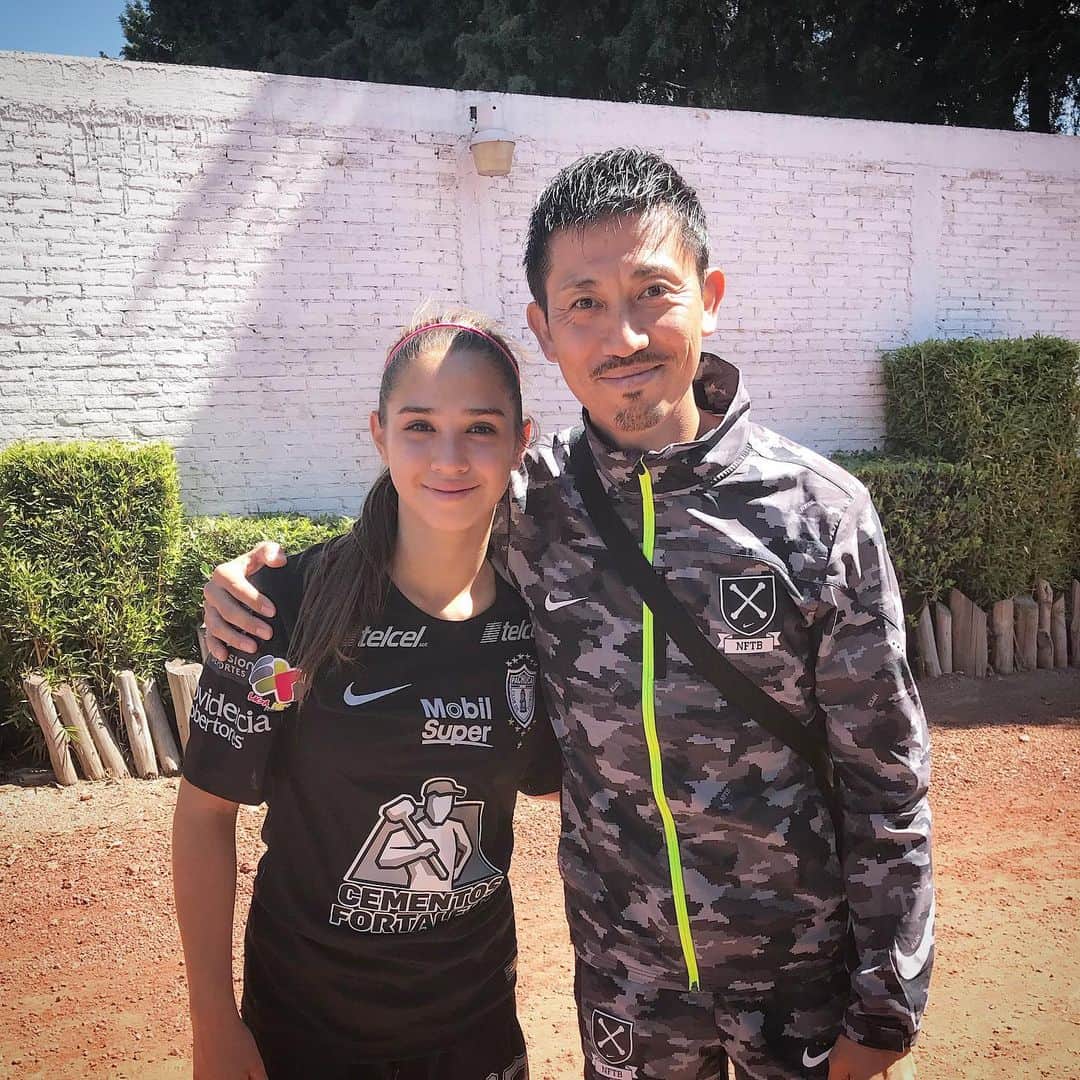 百瀬俊介のインスタグラム：「Feliz cumple mi  @nailea_vidrio mejor deseo para ti corazón🎂👏✨🙌👍 Tiempo pasa rápido y no regresan, Disfruta cada segundo y cada día más, lleno de felicidad y siempre Smile😆  チームメイトの娘ナイリアちゃん！ お誕生日おめでとう🎉🎁🎂 パパはメキシコ代表の @manuelvidrio99  いつも笑顔が素敵な女子サッカー選手となりました！ 本田圭佑が1年プレーしたパチューカの女子チームの選手として活躍しメキシコ代表としても活躍する17歳！ これからの活躍が楽しみなナイリアです！」