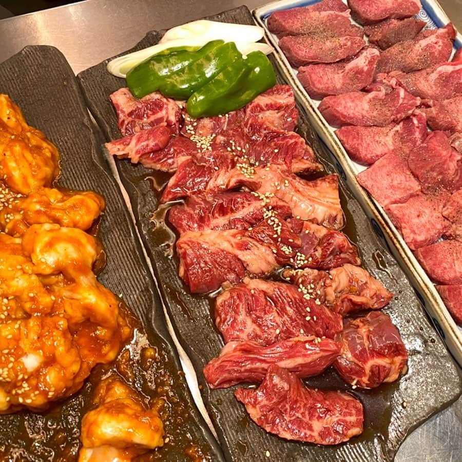 HIROYAさんのインスタグラム写真 - (HIROYAInstagram)「【焼肉ホルモン ばんから 歌舞伎町店】@horumon_bankara  美味しい肉をかなり豪快にいただきました🥩 かなり前から良くしていただいているレンさんと大地さんにお声がけいただいて一緒に行かせていただきました^_^ 総合やボクシングで活躍してる藤田兄弟もご紹介してもらって一緒に♪ @shoco.fj  @yamatof0813  @_fujitakenji_  お姉さんの翔子さんがこのお店で働かれてます💡  この日はイベントで飲み物1杯39円だったり、お肉のオークションをやっていたり活気が良いお店でした。 ご飯を頼んだら「日本昔話盛り」笑(メニューにはたぶんない) (健児くんのBGM付きで登場しましたw) お肉は全部美味しかったけど特にハラミがジューシーでめちゃくちゃ美味しかった🤤 あとホルモンもめちゃくちゃ脂乗ってて美味しかった😍 あぁ肉が好きだ🍖  肉に集中してお話もあまりできなかったし、みんなで写真撮れなかったからまた是非^ ^  レンさんいつも楽しい席に呼んでいただいてありがとうございます^_^ #ホルモンばんから  #焼肉 #歌舞伎町」3月12日 10時07分 - hiroya_tryhard