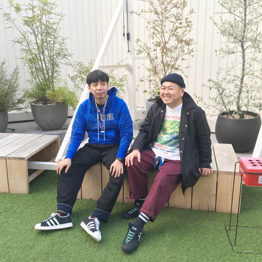 大地洋輔のインスタグラム：「グッドウォーキン上田君と YouTubeで服ラジオというチャンネル始めました！  ただただ服やスニーカーや好きなカルチャーについてお喋りしてます。 動画じゃなくラジオみたいな感じなので、移動中などに是非！！ 僕のプロフィールから飛べます！！ よろしくお願いします！  #ダイノジ大地 #グッドウォーキン上田 #服ラジオ #fashion #fashionradio #fukuradio」