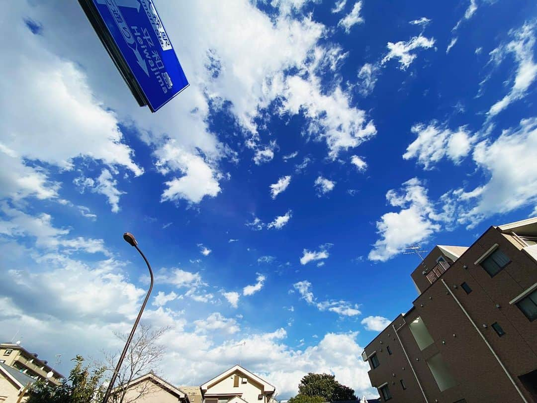 DEppaさんのインスタグラム写真 - (DEppaInstagram)「. . おはようございます☀ 東京はめちゃくちゃ良い天気です✨ 風が少し冷たいけどね🍃 . 最近 ずっと電球のトラックや 未発表のデモを聴いています。 今 みんなはどんな曲が聴きたいんだろう？ 自分たちはどんな歌を歌いたいんだろう？ そんな事を四六時中 考えてます。 頭の中にあるイメージを具現化します！ 新曲いっぱい作るぞーーー！ 初夏のツアーで歌っちゃうぞーーー！ 久々に新譜も出したいぞーーー！ ワクワクした気持ちで、今日も頑張ります✨ みんなも笑顔溢れる素敵な1日にしてね✨☺️ 今日もヨロシクーーー！🍀 . #シクラメン #シクラ族 #シクライブ #シクラツアー2020初夏 #Live #muslc #love #peace #Smile #life #Good #平和 #幸せ #音楽 #歌 #地元 #故郷 #大田区 #蒲田 #笑う角には福来たる #笑顔 #爆笑」3月12日 10時24分 - deppa_shikuramen