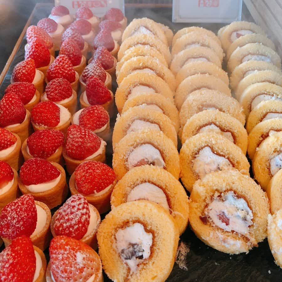 里井真由美さんのインスタグラム写真 - (里井真由美Instagram)「🍓 飲むショートケーキ❗️ ・ ・ あまおうのピューレとプレーンヨーグルトの層なので、見た目や名前よりグンと爽やかで飲みやすいです♡ ・ ・ 食感のアクセントに砕いたクッキーが入ってます〜🍓🍓😆🍓 🔻 🔻 モデル、食べあるキングのメンバーでもある田中里奈ちゃんの ホテルニューオータニ東京6階 「ガーデンラウンジ」での監修メニュー🍓 @tanakaofficial  @hotelnewotanitokyo ・ ・ わたしも ランチタイムに抹茶フレンチトーストをコラボ開発しているので、 お友達が食べに来てくれました♡ ・ ・ 今はビュッフェではなく、スタッフさんが、あまおうソースをかけて下さるので お好みの量などお伝えくださいね♡ ・ ・ 全館#あまオータニ フェア開催中なので インスタ投稿キャンペーンもぜひ！ 里奈ちゃんのメニューは 全国のホテルニューオータニで頂けますよ〜🍓🍓🍓🍓🍓 ・ ・ #いちご🍓#ショートケーキ#いちごショートケーキ #飲むショートケーキ#食べあるキング#あまオータニ#里井真由美#さといいね#푸드저널리스트#ホテルスイーツ#デパ地下スイーツ#ありが糖運動#まゆログ#甜食#フードジャーナリスト里井真由美#食品记者#草莓味#いちご#甜食」3月12日 10時26分 - mayumi.satoi