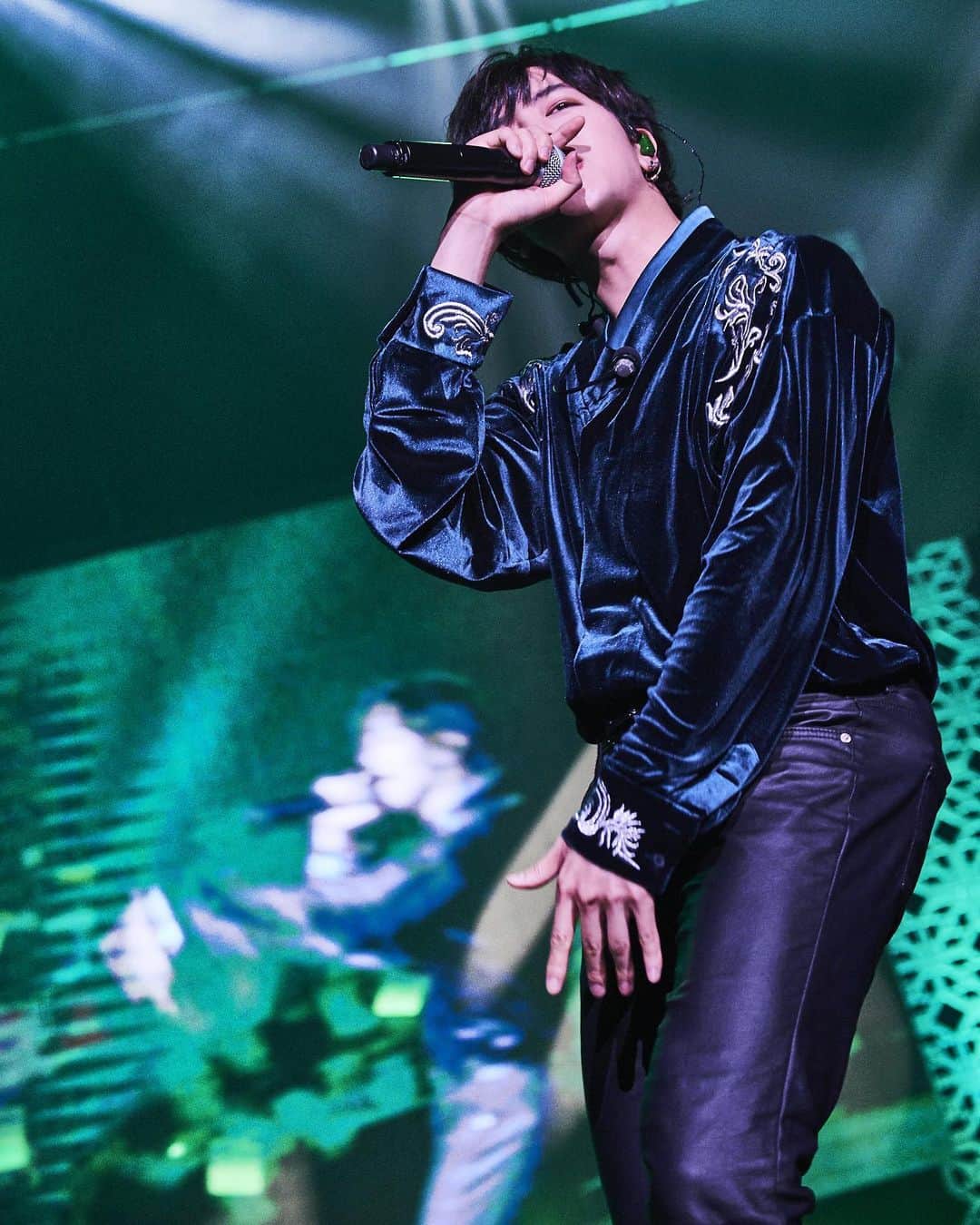 のインスタグラム：「#ONEUS 🔔🔔﻿ ﻿ 多くの方にお越し頂き、盛況裏に終えた2020 ONEUS JAPAN 2ND LIVE : FLY WITH US FINALのスペシャルフォトを不定期に公開中😆💓﻿ ﻿ 本日のメンバーは~~!! #レイブン 😘😘﻿ 残すはあと一人ですね😳❣️﻿ 次回の公開をお楽しみに!!🥳🎉﻿ ﻿ #ワンアス #원어스 #RAVN #레이븐﻿ #TOMOON #투문 #KISSENT」