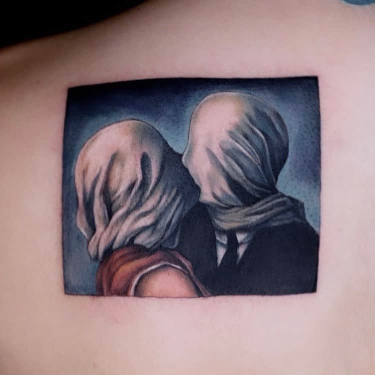 ミランダ・イバネスのインスタグラム：「Tatuaje hecho por @hakunita 🖤⁣ ⁣ Los amantes es una pintura surrealista de René Magritte realizada en París, en el año 1928. Es la primera obra de una serie de cuatro variaciones. En ella, se representa en primer plano el beso de una pareja con los rostros cubiertos por unas telas que ocultan sus identidades.⁣ Esta es la información que te da wikipiedia!⁣ ⁣ La primera y única vez que vi esta pintura en vivo fue en Chicago hace como 6 años ! La sensación que me dejo fue la asfixia de un amor ciego, los enamorados están besándose sin conocer sus rostros pues los cubren unas telas mojadas, muuucho tiempo después conocí un poco más el trasfondo de la pintura, lo que René había plasmado era algo 100% contrario a lo que a mi me transmitió su arte.⁣ Se dice que René tenia 13 o 14 años cuando descubrió el cadaver de su madre flotando casi desnudo en un rio, con un camisón blanco que se había recorrido hasta tapar su cabeza de modo que apareció con la tela pegada al rostro, había sido un suicidio, Rene nunca contaba mucho de su vida privada pero estos velos se repiten mucho en sus obras y me voló la cabeza ! ⁣ Por eso es mi cuadro favorito ! ⁣ ⁣ Gracias @hakunita ! ⁣ Por dejar un cachito de tu talento en mi piel ! ⁣ Eres una artista mexicana increíble ! ⁣ Y me da mucho orgullo poder llamarte mi amiga ! 🖤  Háganse un favor y vayan a checar su trabajo !!!」