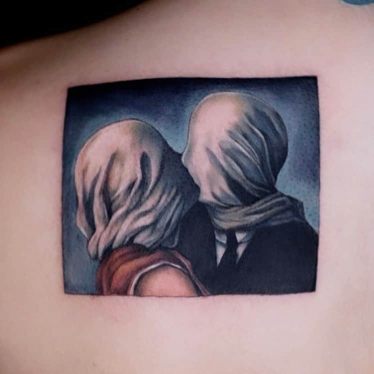 ミランダ・イバネスさんのインスタグラム写真 - (ミランダ・イバネスInstagram)「Tatuaje hecho por @hakunita 🖤⁣ ⁣ Los amantes es una pintura surrealista de René Magritte realizada en París, en el año 1928. Es la primera obra de una serie de cuatro variaciones. En ella, se representa en primer plano el beso de una pareja con los rostros cubiertos por unas telas que ocultan sus identidades.⁣ Esta es la información que te da wikipiedia!⁣ ⁣ La primera y única vez que vi esta pintura en vivo fue en Chicago hace como 6 años ! La sensación que me dejo fue la asfixia de un amor ciego, los enamorados están besándose sin conocer sus rostros pues los cubren unas telas mojadas, muuucho tiempo después conocí un poco más el trasfondo de la pintura, lo que René había plasmado era algo 100% contrario a lo que a mi me transmitió su arte.⁣ Se dice que René tenia 13 o 14 años cuando descubrió el cadaver de su madre flotando casi desnudo en un rio, con un camisón blanco que se había recorrido hasta tapar su cabeza de modo que apareció con la tela pegada al rostro, había sido un suicidio, Rene nunca contaba mucho de su vida privada pero estos velos se repiten mucho en sus obras y me voló la cabeza ! ⁣ Por eso es mi cuadro favorito ! ⁣ ⁣ Gracias @hakunita ! ⁣ Por dejar un cachito de tu talento en mi piel ! ⁣ Eres una artista mexicana increíble ! ⁣ Y me da mucho orgullo poder llamarte mi amiga ! 🖤  Háganse un favor y vayan a checar su trabajo !!!」3月12日 10時26分 - miranda_ibanez