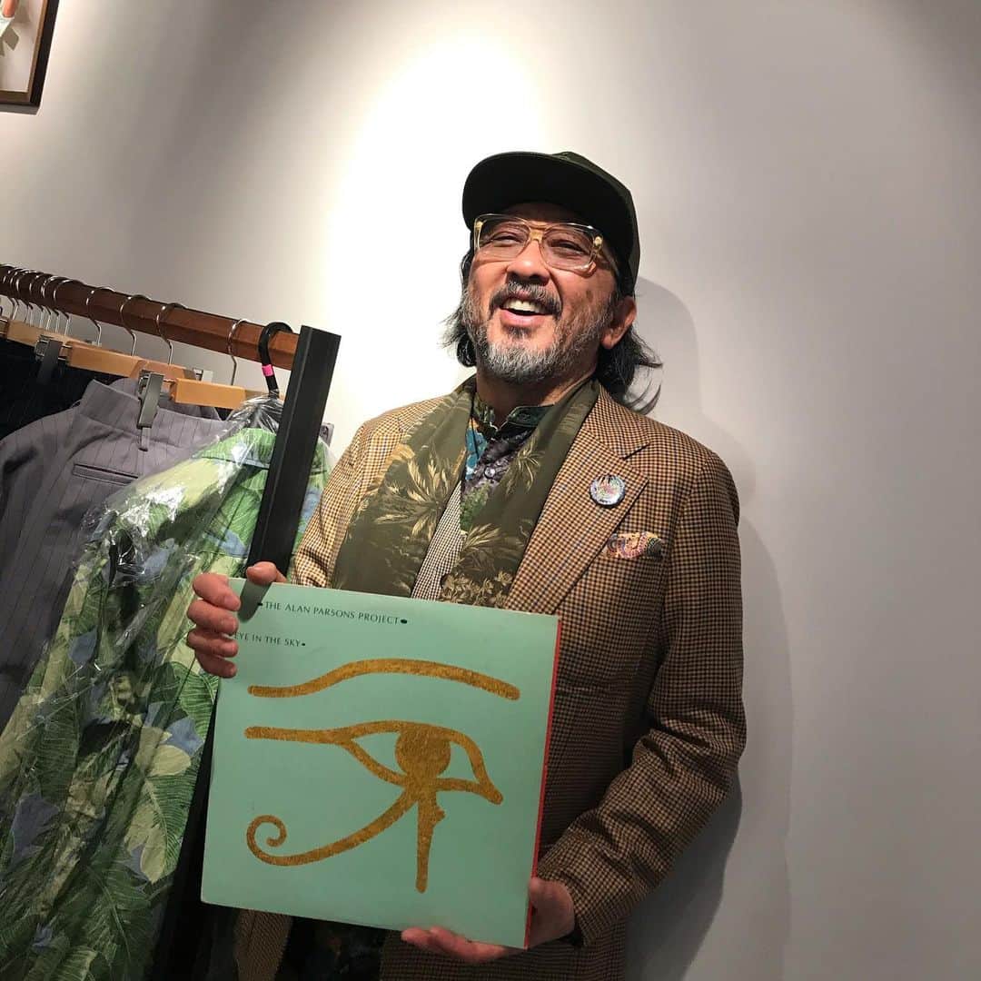 のインスタグラム：「#今日の１枚 #thealanparsonsproject  #eyeinthesky  #cap #engineeredgarments #bandcollarshirt #randt #nepenthes #eyeglasses #白山眼鏡 #thestylistjapan #stole #rrl #poketsquare #poloralphlauren #suit #vest #pants #thestylistjapan #sneaker #nike #mensfashion #vinylcollection」