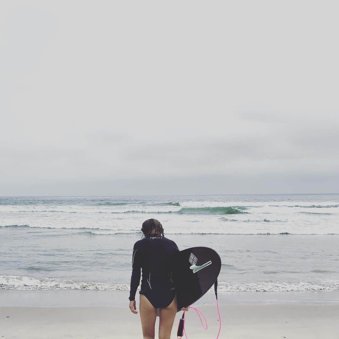 mitsuxmitsu24のインスタグラム：「It was unforgettable  3.11 * * 一礼。 そして感謝と無事を祈る。 海に入る前と上がる時の私のルーティン。 * * #あの日を忘れない #prayforjapan  #surfer #同じ日なんてない #同じ波もない #今この時間に感謝 #自然に感謝」