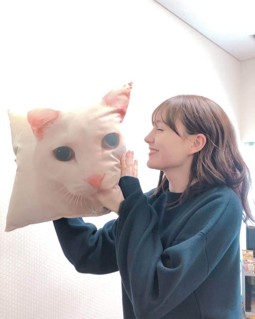 トリンドル玲奈さんのインスタグラム写真 - (トリンドル玲奈Instagram)「ユキちゃんクッションいただいてしまいました🧡  ありがとうございます♡」3月12日 16時14分 - toritori0123