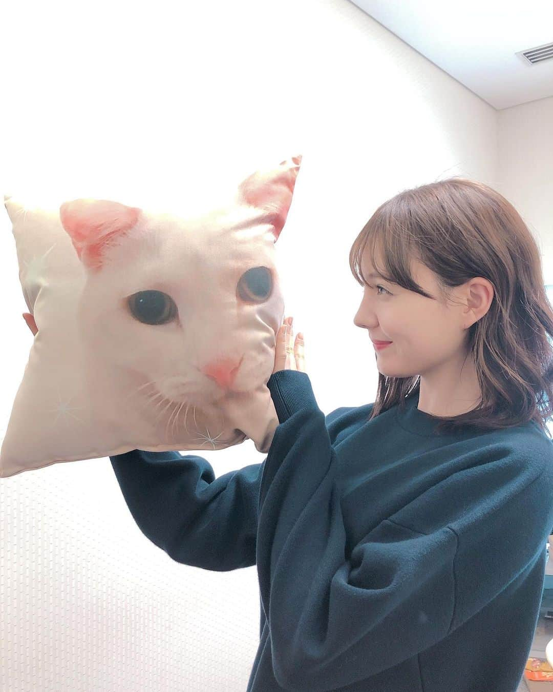 トリンドル玲奈さんのインスタグラム写真 - (トリンドル玲奈Instagram)「ユキちゃんクッションいただいてしまいました🧡  ありがとうございます♡」3月12日 16時14分 - toritori0123