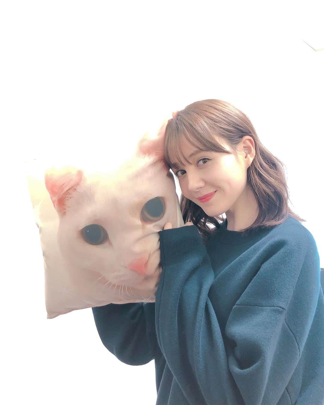 トリンドル玲奈さんのインスタグラム写真 - (トリンドル玲奈Instagram)「ユキちゃんクッションいただいてしまいました🧡  ありがとうございます♡」3月12日 16時14分 - toritori0123