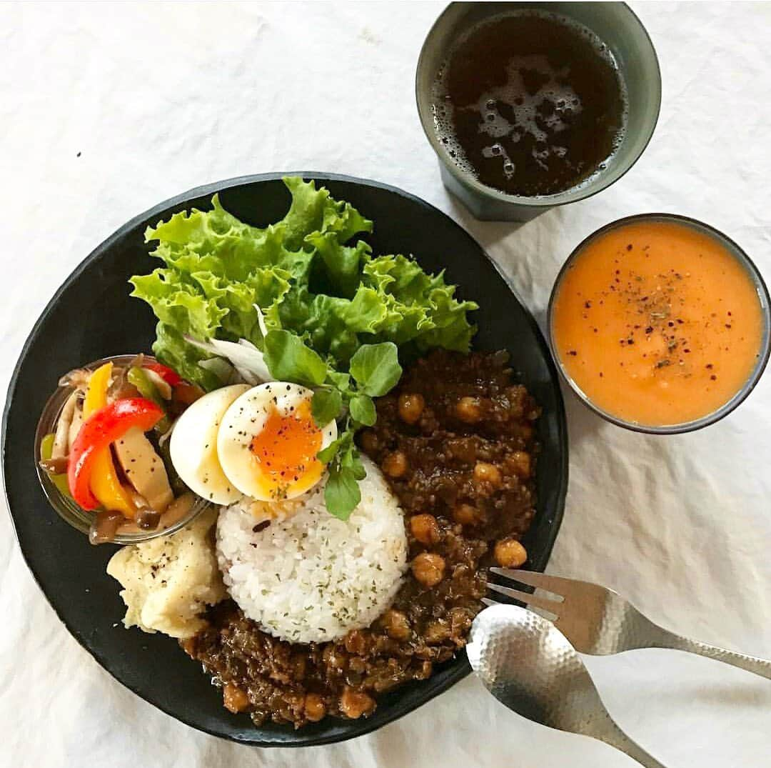 有限会社マルヒロさんのインスタグラム写真 - (有限会社マルヒロInstagram)「〈 今日のえんごはん 〉 . 🍛ひよこ豆のスパイシーカレーと人参ポタージュ🍴 . . スパイシーなひよこ豆のカレーと、 キノコとパプリカのマリネにマッシュポテト。 人参ポタージュも一緒に。  ビールがすすみますな🍻 . . . 使ったお皿:  たたら　８寸皿　3850円(税込) . —————— 📆波佐見町の金富良社（旧親和銀行跡）にて、マルヒロの食器を使った食事とアートと音楽のイベント『カントリークラブ』開催！ ※3/21を予定していましたが、コロナウイルス感染拡大防止のため自粛延期いたします。代替時期が決まり次第お知らせ致します。 —————— . . #マルヒロ #MARUHIRO #旧親和銀行跡 #波佐見町 #えんごはん #HASAMI #BARBAR #波佐見焼 #カントリークラブ #金富良社 #カフェごはん #おうちカフェ #ワンプレートごはん #ワンプレートランチ #カレー #ひよこ豆のカレー #晩酌」3月12日 16時15分 - maruhiro.hasami