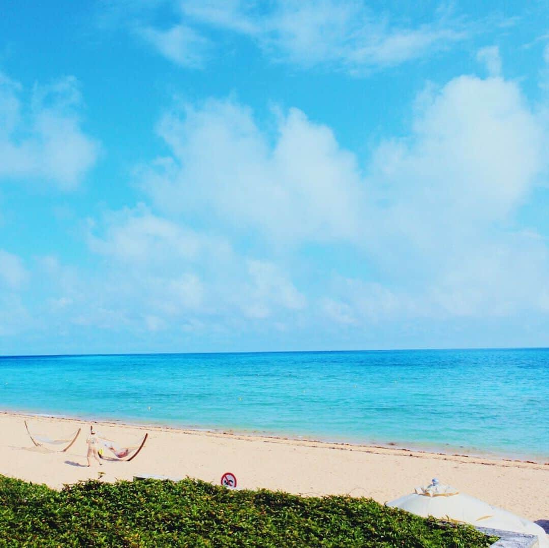 三浦マキのインスタグラム：「Beach mood in Okinawa island. とんでもなく爽快な海と空。 * * * * 時期的に学生さんと家族連れ率かなーり高め！ 離島はホテルが限られているので、お部屋のタイプ選びがとても大事&ホテル外でのご飯で、美味しいお店発見😊♡ * #小浜島 #沖縄#Okinawa#kohamajima#islandhopping」