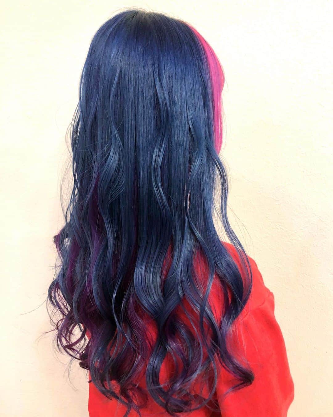 salon PRATiNO(サロンプラチノ)のインスタグラム：「. 💗💙トリプルカラー💙💗. . 前髪にピンク、インナーはパープル、 表面は落ち着きのあるダークブルーを✨  3色の原色カラーは、 目立つこと間違いなし‼️ とっても可愛い春カラー💗 . . 【CLAVIS PRATINO】 ◇月曜日～土曜日 11:00～20:00 ◇日曜日 11:00～18:00 ※定休日なし ※時間外はお問い合わせください。 愛知県名古屋市中区錦3-4-19石垣ビル７Ｆ ☎︎052-962-7017 . #hairstyle #hair #cornrow #braids #clavispratino #spiralperm #pratino #hairsalon #nagoya #haircolor #love #派手髪 #外国人風カラー #バレイヤージュ #グラデーション #コーンロウ #ブレイズ #スパイラルパーマ#きめつからー #きめつの刃  #特殊ヘア #ブラックヘア #美容室 #ヘアサロン #ヘアスタイル #ヘアカラー #クラビスプラチノ #名古屋 #栄 #錦」
