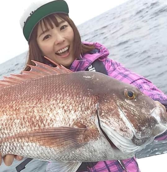 井上直美さんのインスタグラム写真 - (井上直美Instagram)「九州タイラバ旅3日目は福岡県糸島の達喜丸さんから。ザ・福岡といった感じでイメージ通り、いやそれ以上の釣り場でした。ポテンシャルが高過ぎで普段1枚釣れたら大満足なサイズがバンバン釣れる！本当に凄いぞ九州！こちらは雑誌の取材も兼ねていたので詳しくは少し先ですが5月発売予定のタイラバ Magazineを　読んでね。 　#釣り　#釣りガール　#タイラバ　#真鯛　#マダイ　#達喜丸　#福岡県　#糸島　#テイルウォーク 　#タイゲームSSD C６９L/FSL  #エランSWVTN　#イチカワフィッシング　#井上直美　#なおチンぎょ　#釣り好きな人と繋がりたい」3月12日 11時26分 - naochingyo