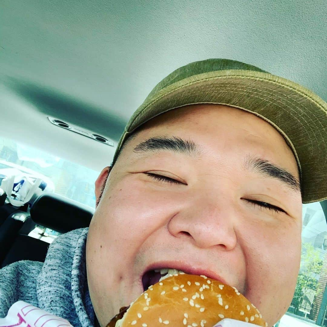 内山信二さんのインスタグラム写真 - (内山信二Instagram)「今日はこれからラジオ‼️ 12時からかつしかFM聴いてね〜 マックのテリヤキバーガーで 栄養補給しております🐷 #ラジオ #かつこれ #かつしかFM #内山信二」3月12日 11時30分 - meetbowl2929