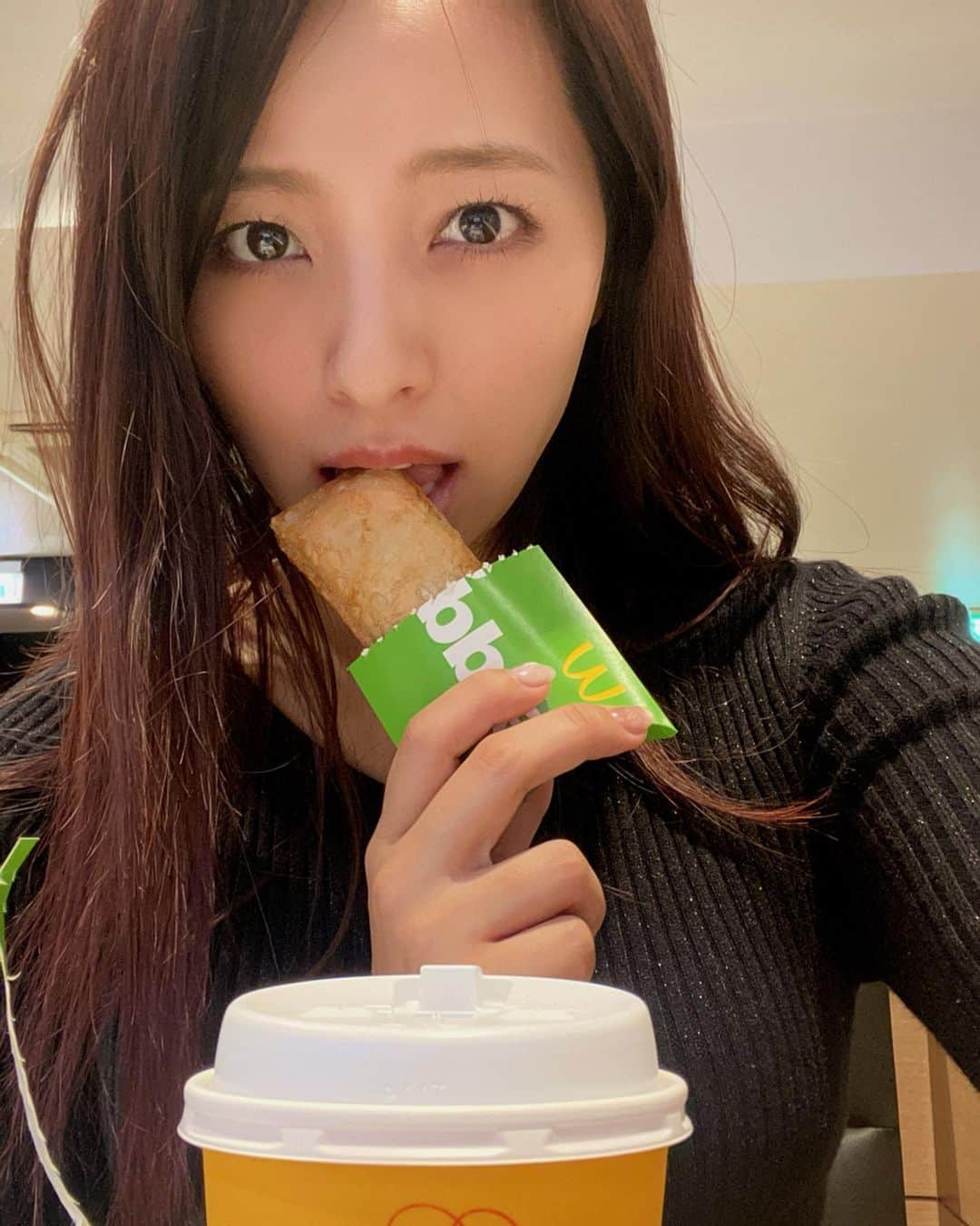 水崎綾女さんのインスタグラム写真 - (水崎綾女Instagram)「あっぷるぱい🥧🥧🥧 * * * #mcdonalds  #マック #ホットアップルパイ #🥧#🀄️」3月12日 11時48分 - misakiayame