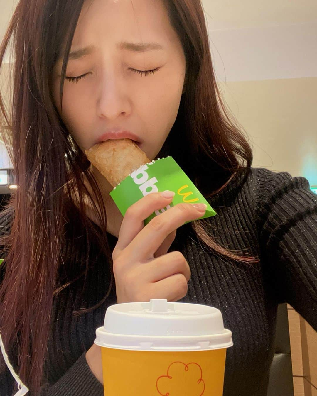 水崎綾女さんのインスタグラム写真 - (水崎綾女Instagram)「あっぷるぱい🥧🥧🥧 * * * #mcdonalds  #マック #ホットアップルパイ #🥧#🀄️」3月12日 11時48分 - misakiayame