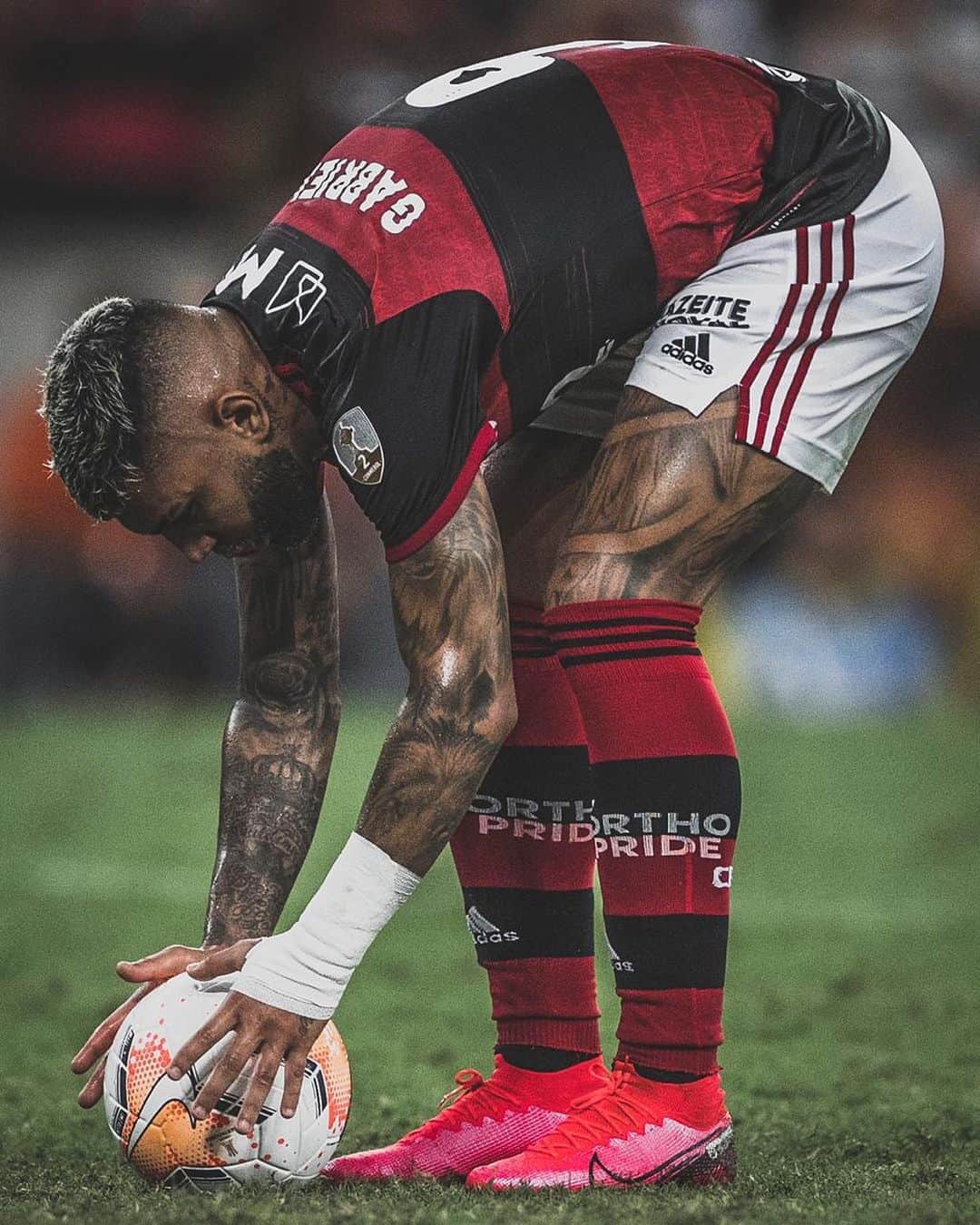 ガブリエウ・バルボーザ・アウメイダのインスタグラム：「Que lindo voltar ao Maracanã em uma libertadores.. São dias sempre especias! Grande vitória, e mais uma linda festa ❤️🖤」