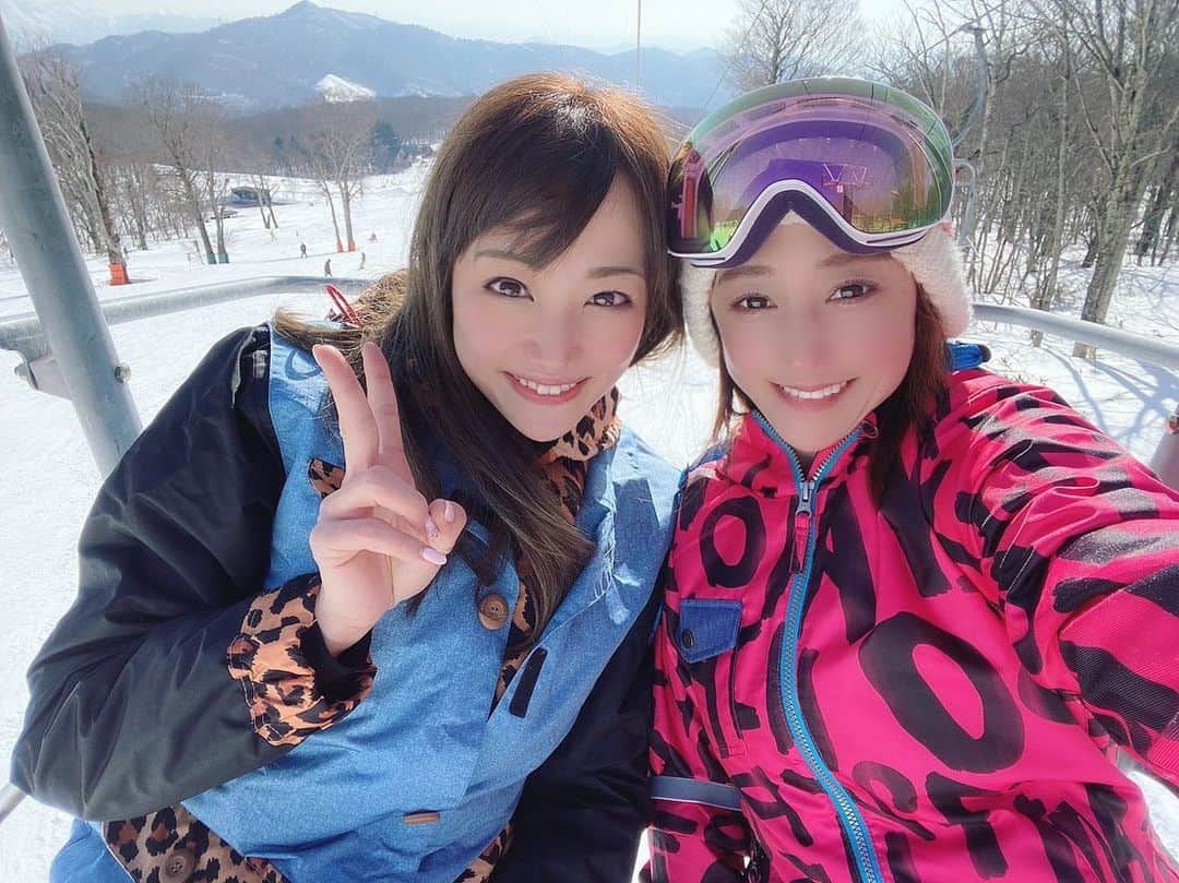 葵ゆりかのインスタグラム：「あゆちゃんと🏂❤️ 日帰りだったけど、気持ちいい晴天で、雪質もよく、帰りに温泉も寄れて最高でした❣️ また来年かなー🏂🥺 #スノボ　#スノボ女子 #スノーボード　#snowboarding #晴天　#☀️#雪山　#ゲレンデ　#春スキー　#🏂　#たんばらスキーパーク」
