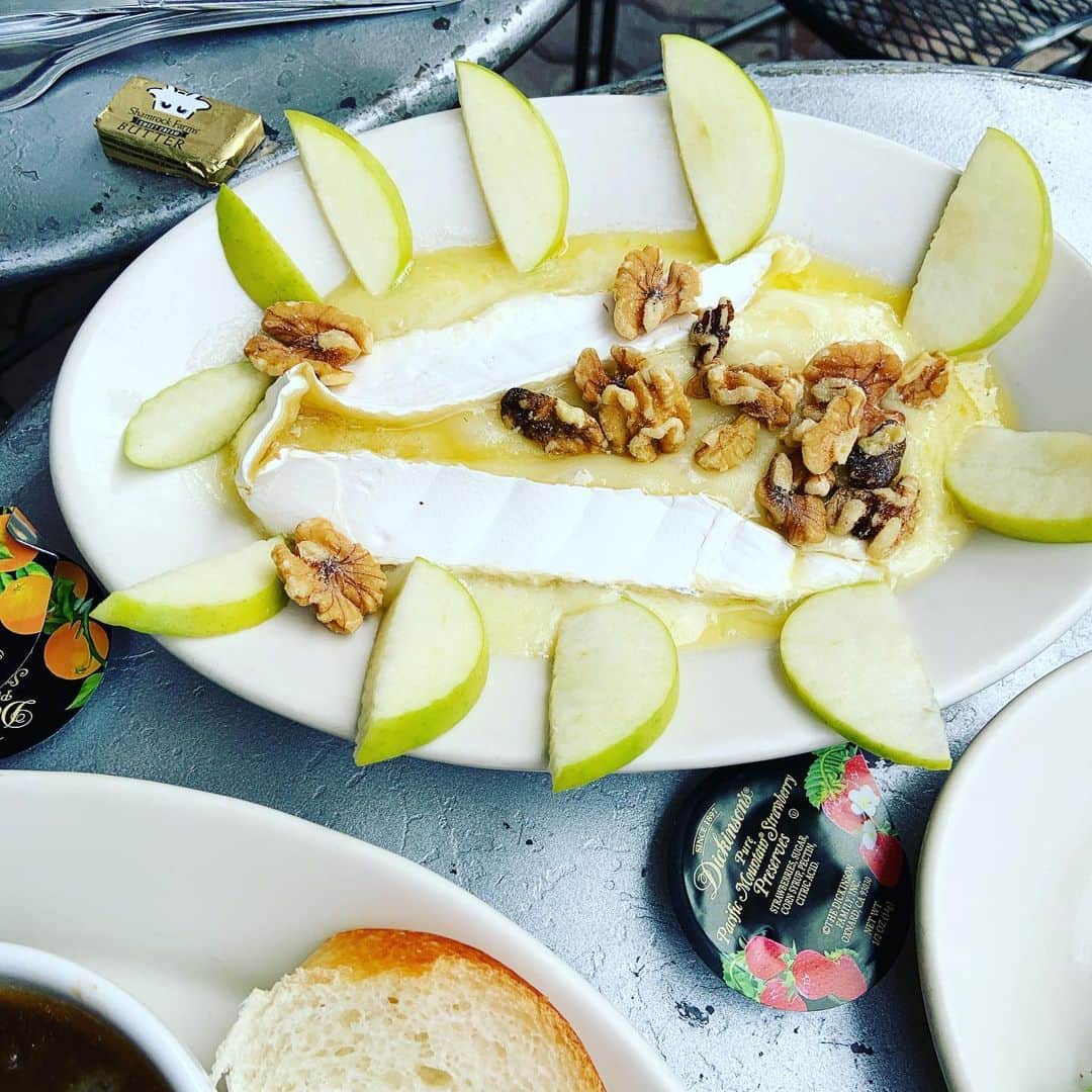 志摩有子さんのインスタグラム写真 - (志摩有子Instagram)「朝からたっぷり滑ってからのランチ。フランス人が営むデリに。熱々のオニオングラタンスープにキッシュ、グリルしたブリーチーズにジャムと青リンゴ。デザートにナポレオンパイ。みんなで仲良くシェア。 #ゲレンデランチ #コロラド備忘録」3月12日 11時56分 - ariko418