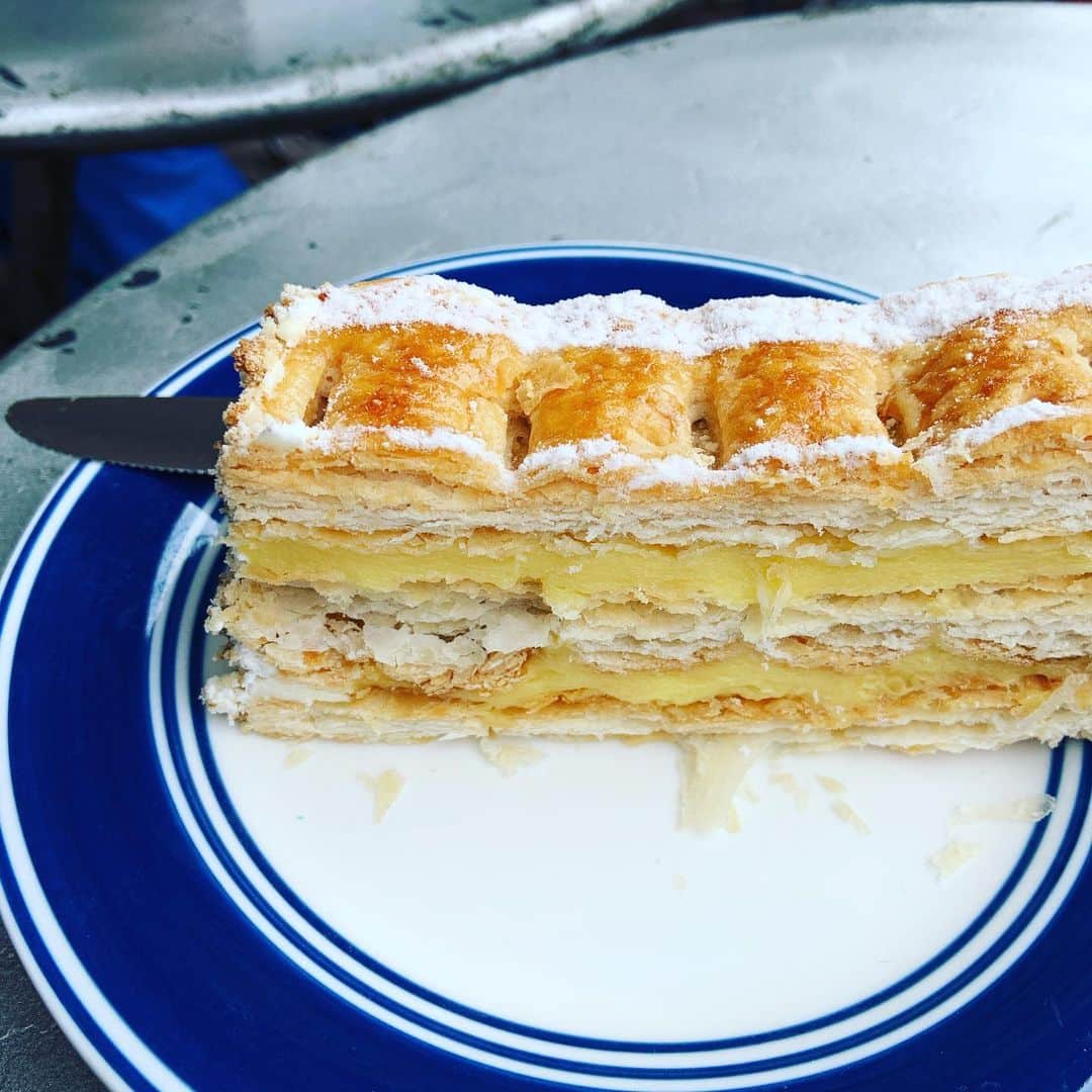 志摩有子さんのインスタグラム写真 - (志摩有子Instagram)「朝からたっぷり滑ってからのランチ。フランス人が営むデリに。熱々のオニオングラタンスープにキッシュ、グリルしたブリーチーズにジャムと青リンゴ。デザートにナポレオンパイ。みんなで仲良くシェア。 #ゲレンデランチ #コロラド備忘録」3月12日 11時56分 - ariko418