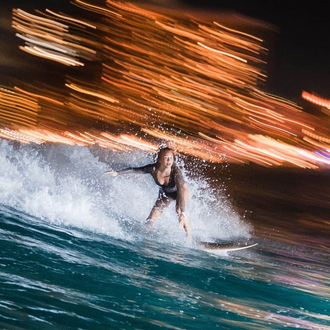 アリッサ ウーテンのインスタグラム：「Night Surf Town! Pretty exciting, not crowded, sometimes chilly, but most of all so fun!  Most waves I caught at Queen’s in one session in a long time!  Thanks for the shot @john_hook よるのサーフはけっこどきどき！けどいっぱいなみのれたよ、さしぶりに！笑」