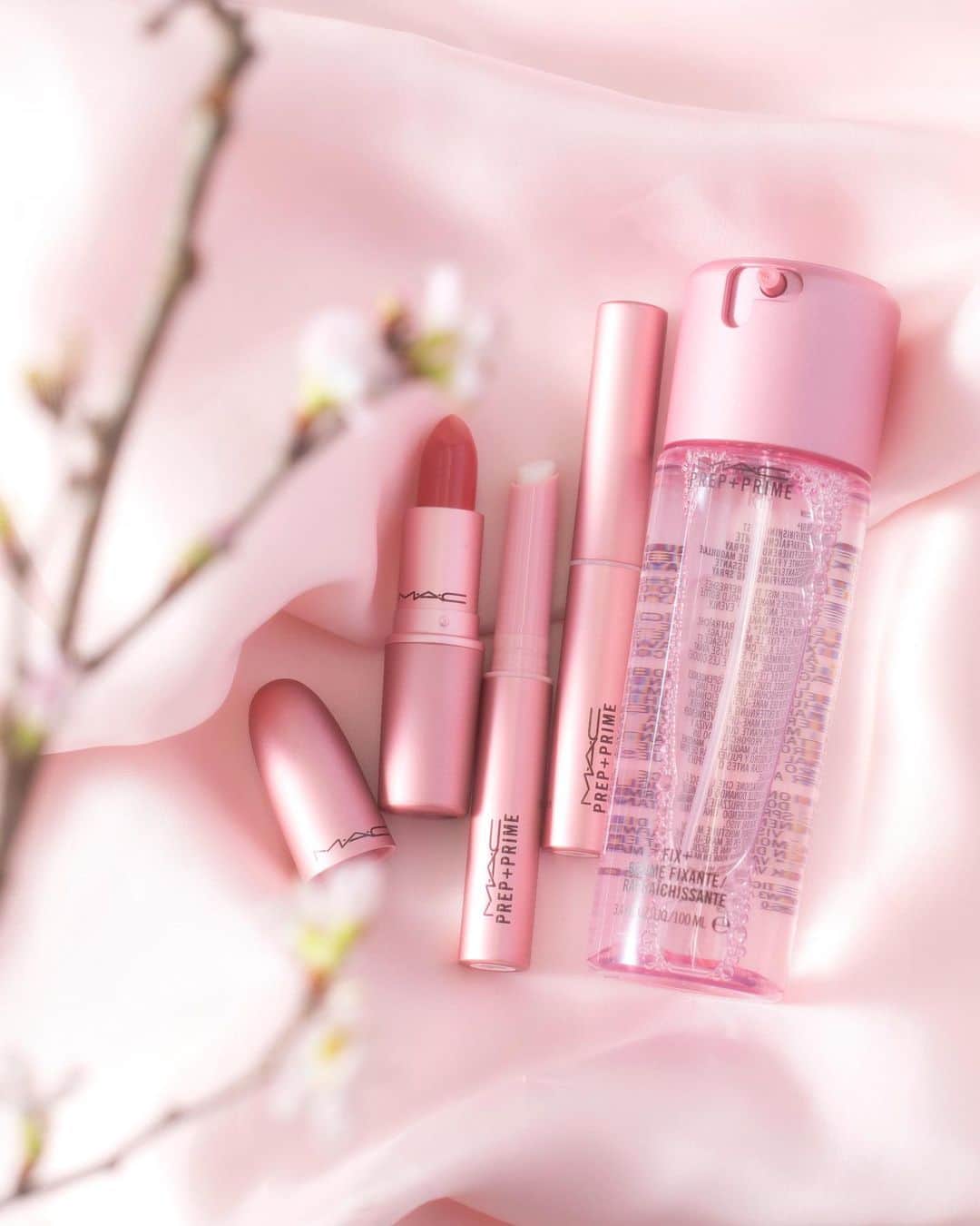 M∙A∙C Cosmetics Japanのインスタグラム：「ㅤ 上品な桜ピンクのパッケージは、持っているだけで明るい気分へ✨ ポーチの中身も同時にアップデート！ ㅤ ↓↓掲載製品↓↓(左から) [リップスティック]　シーシアー [M∙A∙C プレップ プライム リップ] [M∙A∙C プレップ プライム フィックス+ CBM] ㅤ DESIGN: M·A·C ARTIST RINO KASAI @rino416 DAIKI SHIMIZU @macpro_tokyo PHOTO: @takaki_iwata ㅤ ㅤ #MACCosmeticsJapan #MACコスメ #MACCosmetics  #MAC #春メイク #コスメ #メイク #リップ #スプリングメイク #SS20 #桜 #限定コレクション #限定パッケージ #ツヤ肌 #透明感 #ツヤリップ」