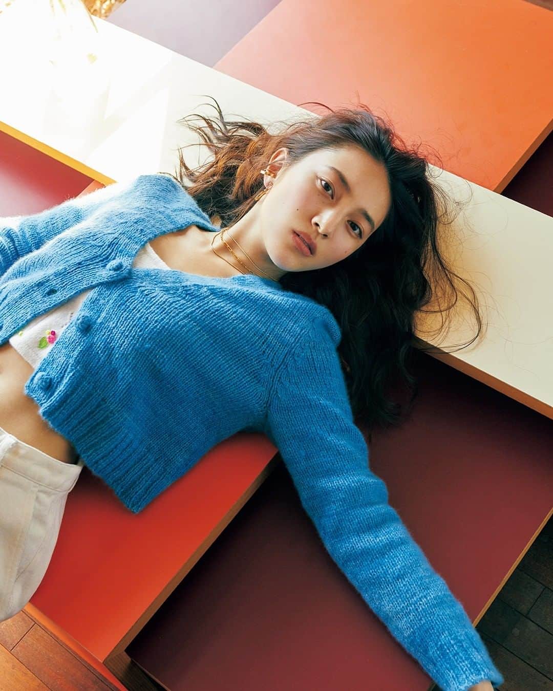 NYLON JAPANさんのインスタグラム写真 - (NYLON JAPANInstagram)「圧倒的な存在感でスクリーンに突如と現れた弱冠20歳の女優・久保田紗友（ @kubotasayu ）。今回、 #レザーパンツ ／ #オールドスクールバケットハット ／ #カーディガン の３つの春のトレンドアイテムをまとって繰り広げるファッションシューティングをお届け。いつもよりほんの少しノーブルに着飾って、グッドガールになりきろう。  april issue Mass Appeal  model @kubotasayu photographer @shotaro_yamagoe styling @aisuganuma hair&makeup @yuko_aika  cardigan @theelderstatesman  top @yanyanknits  pants @xgirljp  ear cuff @rathelwolf earrings @flake_jewelry_official  chain necklace @faithtokyo  #nylonjapan #nylonjp #nylon #fashion #beauty #culture #Aprilissue #caelumjp」3月12日 12時00分 - nylonjapan
