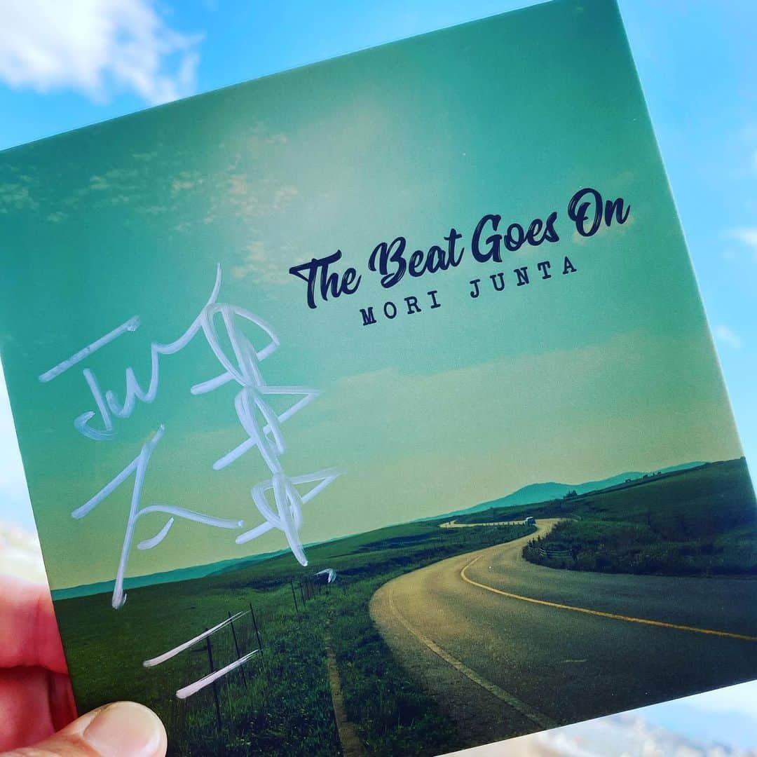 中華首藤さんのインスタグラム写真 - (中華首藤Instagram)「届いたぜ！！ 森純太newミニアルバム 『The Beat Goes On』 20年ぶりのソロアルバムも 純太さんしか出せないロックあり、鮎川誠さんとのセッションありの聞き応えある一枚です(^.^) しかも！！ 今回アルバムクレジットに中華の名前も入ってるー！！ ありがとうございます(^^) 皆さんも是非手にしてほしい一枚です☆ #森純太 さん #junskywalkers  #ギターリスト  #中華首藤 の #ギターの神様  #大分県出身  純太さん#別府市  中華さん#豊後大野市  #同郷繋がり」3月12日 12時00分 - chuuka_shutou