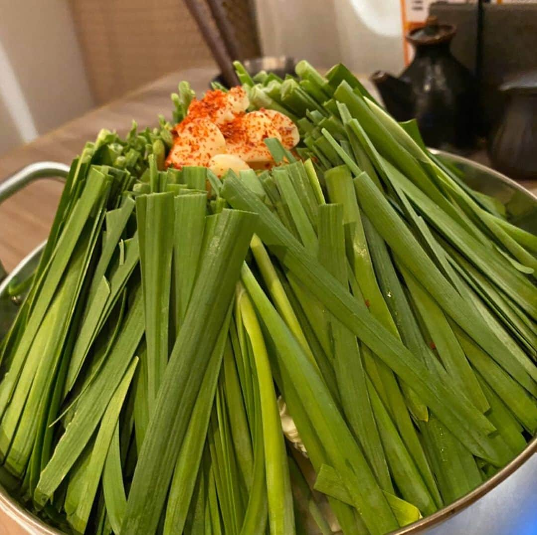 宮本あかりさんのインスタグラム写真 - (宮本あかりInstagram)「金山駅にある和牛もつ鍋・九州料理の"椿"に行ってきたよ🍴 . . 雰囲気もだけど、なにより店員さんも優しくて素敵で居心地のいいお店でした💛 . . こんなときだからこそ、と友達と息抜きと英気を養いにもつ鍋を食べに行ってよかったです😌 . . オススメはもつ鍋の定番醤油だけど、地鶏の炭火焼きも美味しかったし、定番の居酒屋メニューから、地鶏のタタキや馬刺しまで...🤤 何を頼んでもハズレなしです💮 . . 金山駅に直結してるのも有難いけど、何より好きな人や友達と同じ時間を共有して楽しく過ごせる空間が嬉しいよね😘 . 美味しいご飯と大好きな友達で、お酒がいつもより進みました🍻 . みんなたちも機会があれば行ってみてね👌🏼 . .  #和牛もつ鍋・九州料理椿 #金山グルメ #名物もつ鍋 #地鶏の炭火焼 #最高品質 #名古屋もつ鍋 #pr #コラボベース」3月12日 12時02分 - akari_.miyamoto