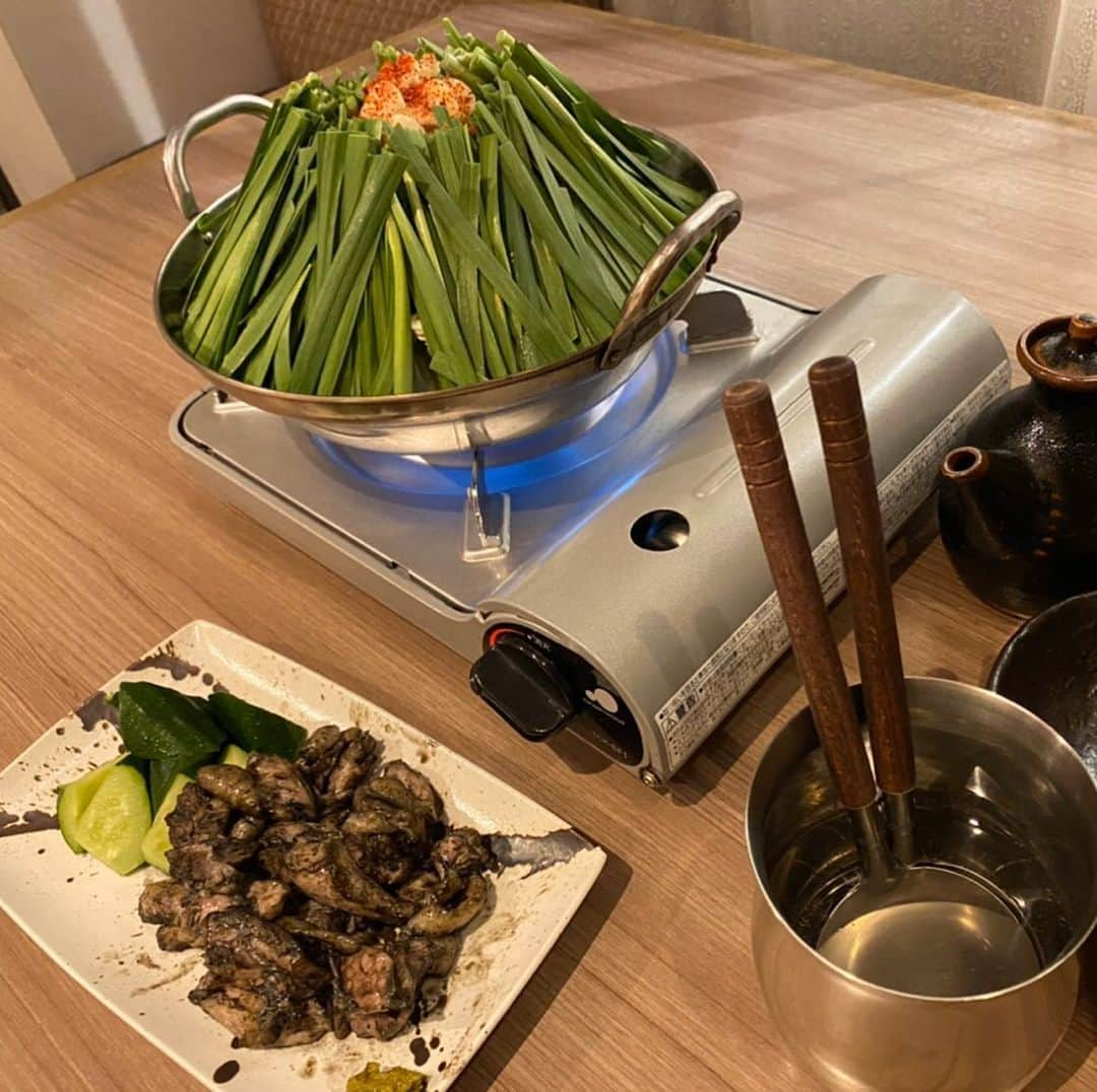 宮本あかりさんのインスタグラム写真 - (宮本あかりInstagram)「金山駅にある和牛もつ鍋・九州料理の"椿"に行ってきたよ🍴 . . 雰囲気もだけど、なにより店員さんも優しくて素敵で居心地のいいお店でした💛 . . こんなときだからこそ、と友達と息抜きと英気を養いにもつ鍋を食べに行ってよかったです😌 . . オススメはもつ鍋の定番醤油だけど、地鶏の炭火焼きも美味しかったし、定番の居酒屋メニューから、地鶏のタタキや馬刺しまで...🤤 何を頼んでもハズレなしです💮 . . 金山駅に直結してるのも有難いけど、何より好きな人や友達と同じ時間を共有して楽しく過ごせる空間が嬉しいよね😘 . 美味しいご飯と大好きな友達で、お酒がいつもより進みました🍻 . みんなたちも機会があれば行ってみてね👌🏼 . .  #和牛もつ鍋・九州料理椿 #金山グルメ #名物もつ鍋 #地鶏の炭火焼 #最高品質 #名古屋もつ鍋 #pr #コラボベース」3月12日 12時02分 - akari_.miyamoto