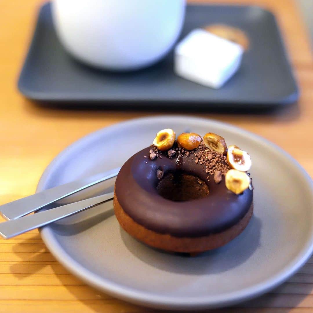 きょん。さんのインスタグラム写真 - (きょん。Instagram)「. .  Dandelion Chocolate KYOTO  ちひろさんが 直感的にオーダーした チョコレートドーナツ、 ホワイトデーまでの 限定おやつだそう。  フォークを 優しく受け入れる 寛容さと ドーナツらしい ふんわりとした チョコ感が◎  #ダンデライオンチョコレート #kyoto#chocolate#sweets」3月12日 12時15分 - kyon_tokiiro