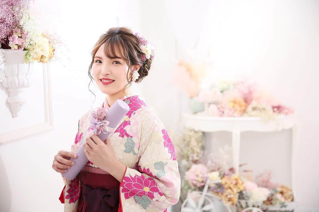 Furisode20のインスタグラム：「. 残念ながら卒業式が中止になった方も いらっしゃるかと思います。 . 写真だけでも袴姿を残しませんか？ . ユースマイル では卒業シーズンだけでなく 通年何月でも撮影可能です♩ . . ..｡. .｡..｡. .｡..｡. .｡..｡. .｡..｡. .｡..｡. .｡..｡. .｡..｡. .｡..｡.. . ＊振袖・袴専用Instagram @yousmile20furisode ・ .＊ユースマイル(キッズ写真館)のInstagram @photostudio_yousmile ..｡. .｡..｡. .｡..｡. .｡..｡. .｡..｡. .｡..｡. .｡..｡. .｡..｡. .｡..｡.. . #卒業 #袴ヘアアレンジ #卒業 #フォトスタジオ #ヘアメイク #アンジュエール #ユースマイル #サロモ #姫路 #モデル募集 #前撮り #成人式前撮り #ハタチ #成人式 #振袖 #振袖ヘア #ヘアスタイル #ヘアアレンジ #カラーメイク #卒業式前撮り #卒業式ヘア#メイク動画#ヘア動画#インスタグラマー #兵庫#卒業式中止 #振袖レンタル」