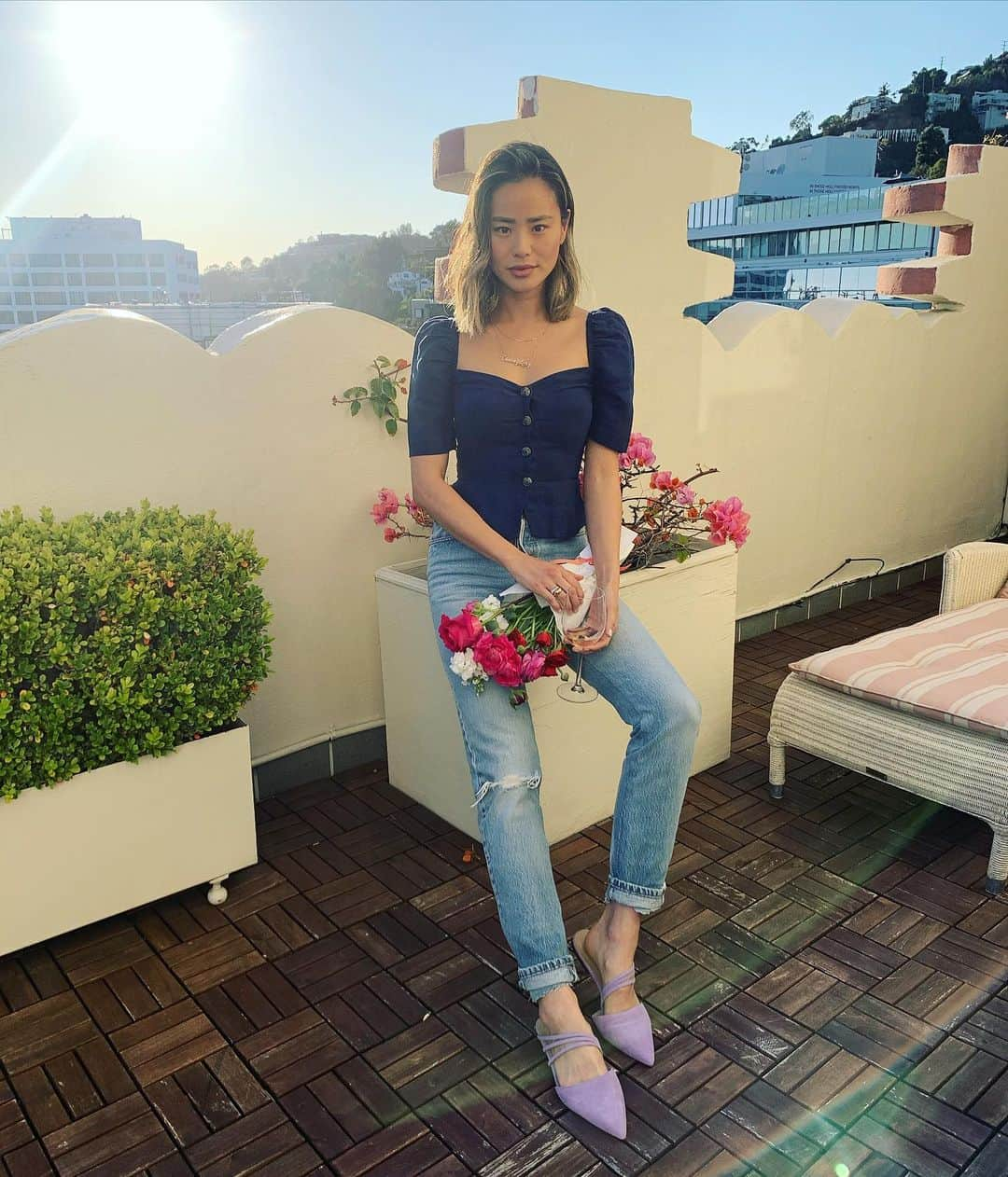 ジェイミー・チャンさんのインスタグラム写真 - (ジェイミー・チャンInstagram)「Sunshine after the rain. Thank you @notedlosangeles @anntaylor for having us! ( @aritzia top/ @levis jeans/ @anntaylor shoes) pc: @joyceface」3月12日 12時09分 - jamiejchung