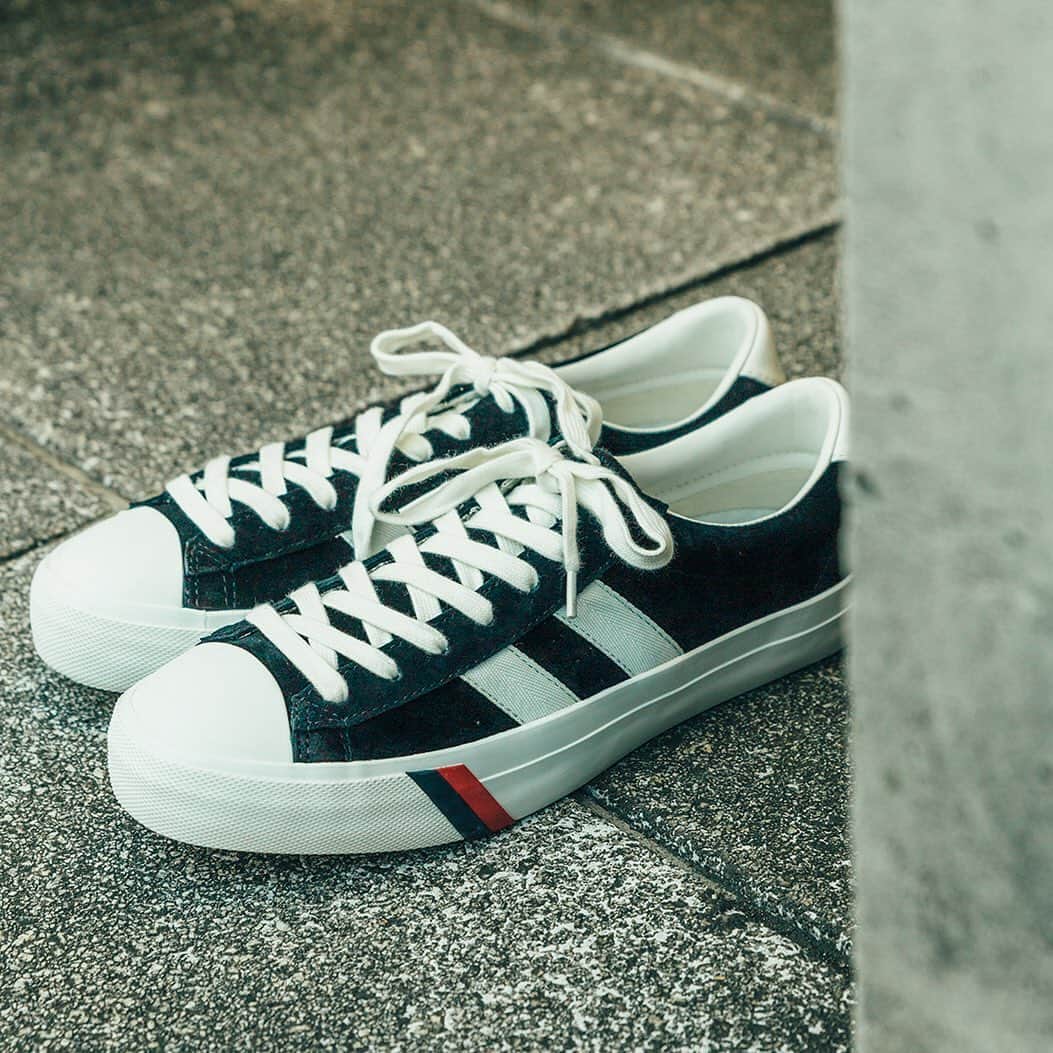prokeds_jpのインスタグラム：「. アメリカで創業した老舗スニーカーブランドPro-Keds。そんな同ブランドの中でも高い人気を集めるのがこのROYAL PLUS。品のあるスウェードアッパーを採用したことにより、スニーカーながら大人顔。オーセンティックなアメカジスタイルだけでなく、カジュアルダウンのアクセントアイテムとしてもオススメしたい1足。  PRO-Keds ROYAL PLUS ロイヤルプラス  #プロケッズ #ロイヤルプラス #シューズ #スニーカー #prokeds #royalplus #kicks #shoes #sneaker #sneakers #fashion #instafashionista」