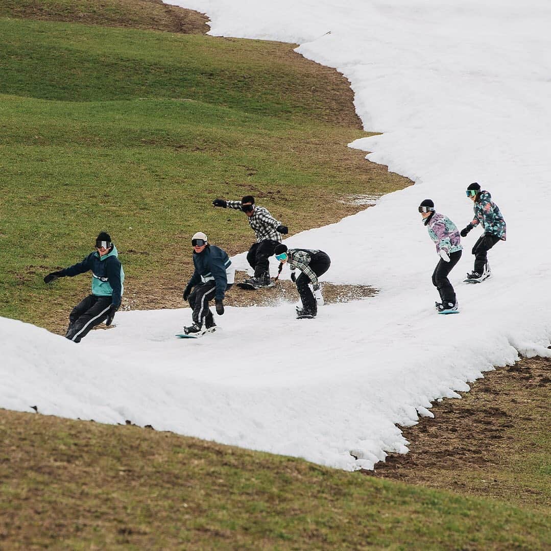 Burton Japanさんのインスタグラム写真 - (Burton JapanInstagram)「雪が少なくても、やっぱりスノーボードは楽しい！ まだまだ滑ろう！ #RidingIsTheReason」3月12日 12時22分 - burtonjapan