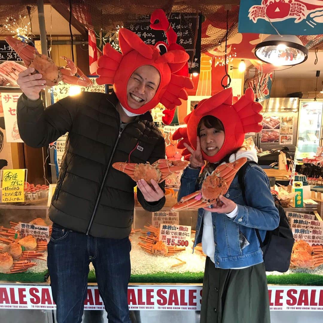 朝市広場さんのインスタグラム写真 - (朝市広場Instagram)「先日はご来店ありがとうございました😊  同世代で話盛り上がっていい思い出になりました‼️ 城崎は堪能出来たでしょうか？  また来年も大将に会いに来て下さいね🤗  #松葉がに#セイコガニ#せこがに #かに刺し#かにすき#焼きガニ  #柴山がに#津居山蟹 #松葉ガニ#カニ女 #かに好きと繋がりたい  #カニ男 #城崎温泉街  #かに料理 #湯楽#香箱蟹 #朝市広場  #カニと撮影できます #カニスタグラム  #全国宅配#かに #城崎温泉#通販可能#ネット通販 #japan #kinosaki#trip #crab#旅行好きと繋がりたい  #全国宅配」3月12日 12時25分 - matsubagani_asaichihiroba